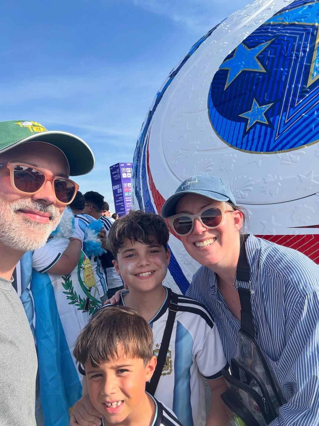 La familia en el estadio. (Foto: Instagram dacygillespie)