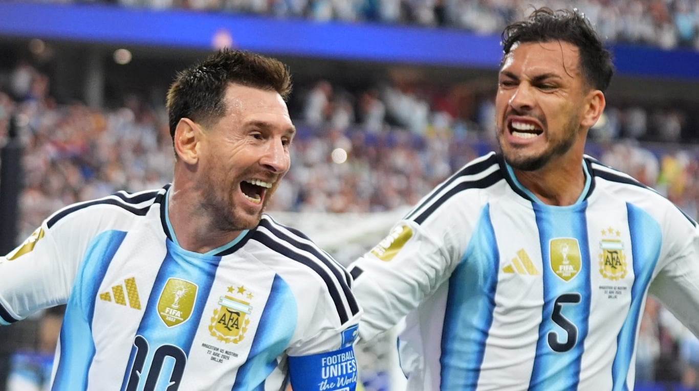 Leandro Paredes celebró con Lionel Messi su doblete en el triunfo de la Selección argentina sobre Austria. (Foto: EFE)