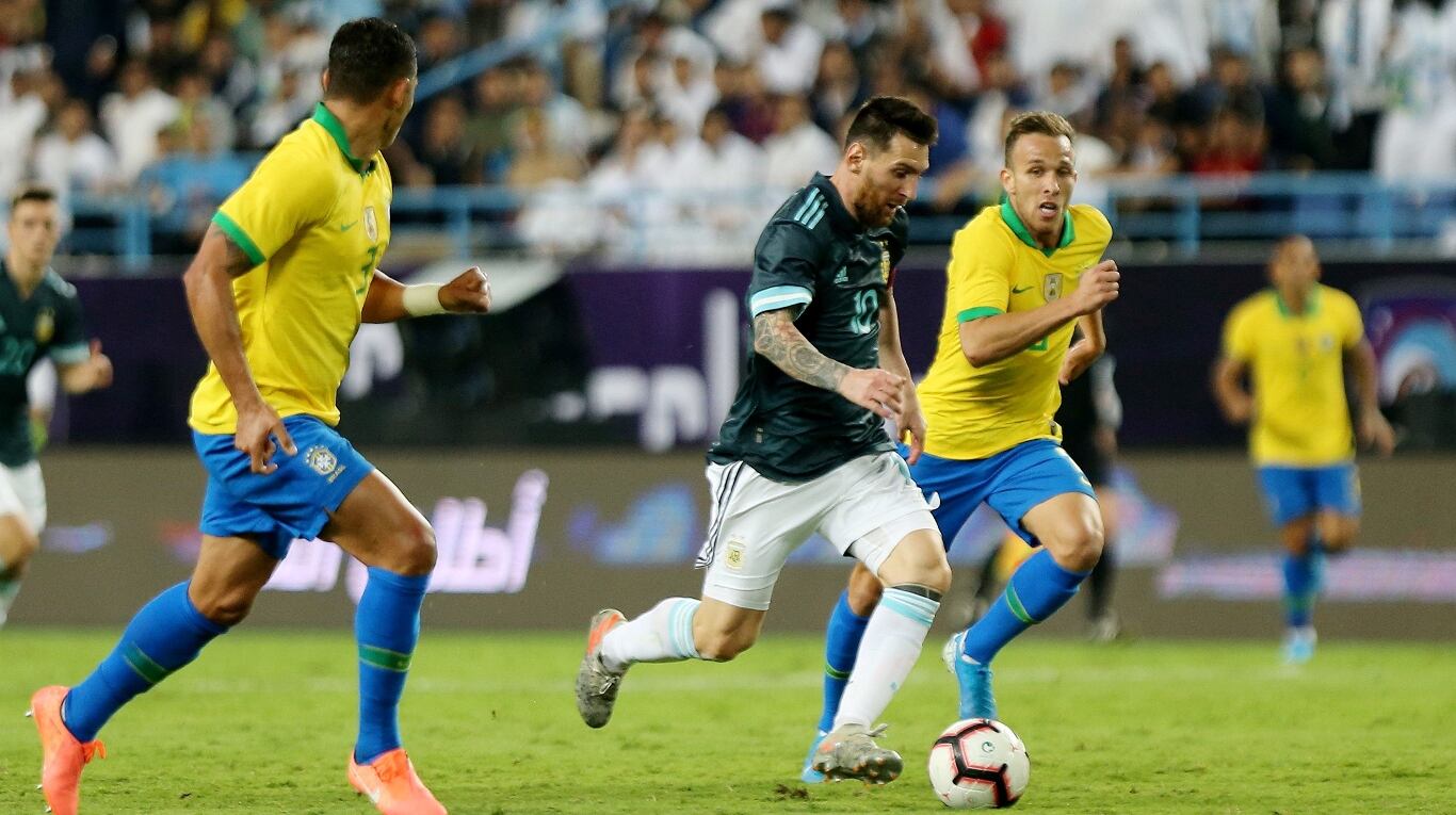 Messi enfrentando a Brasil. (Foto: REUTERS/ Ahmed Yosri).