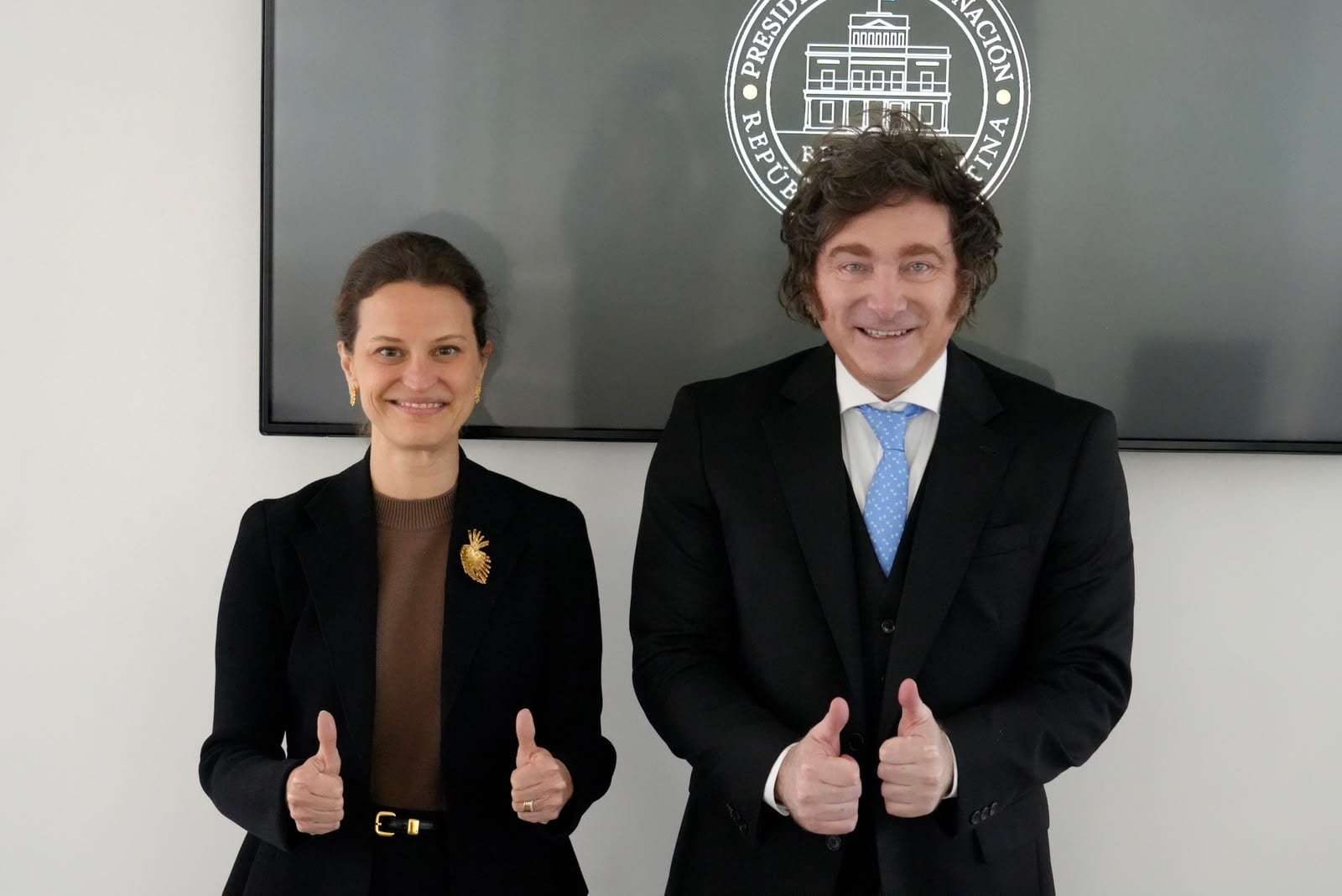 Javier Milei y la vicepresidenta del Banco Mundial, Susana Cordeiro Guerra, en la Quinta de Olivos. (Foto: Presidencia)