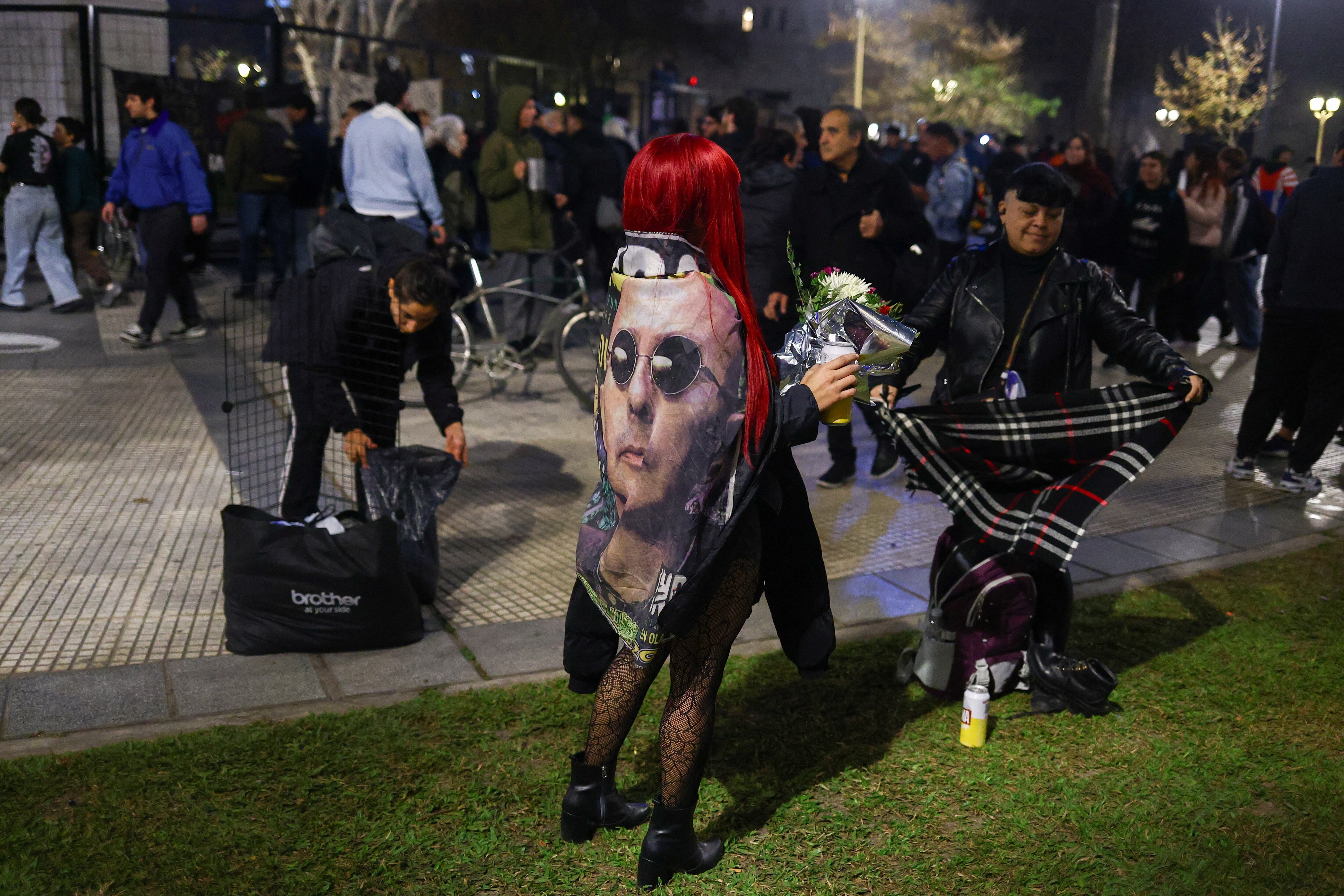 Los homenajes al Indio Solari en Plaza de Mayo. (Foto: Reuters/Matias Baglietto)