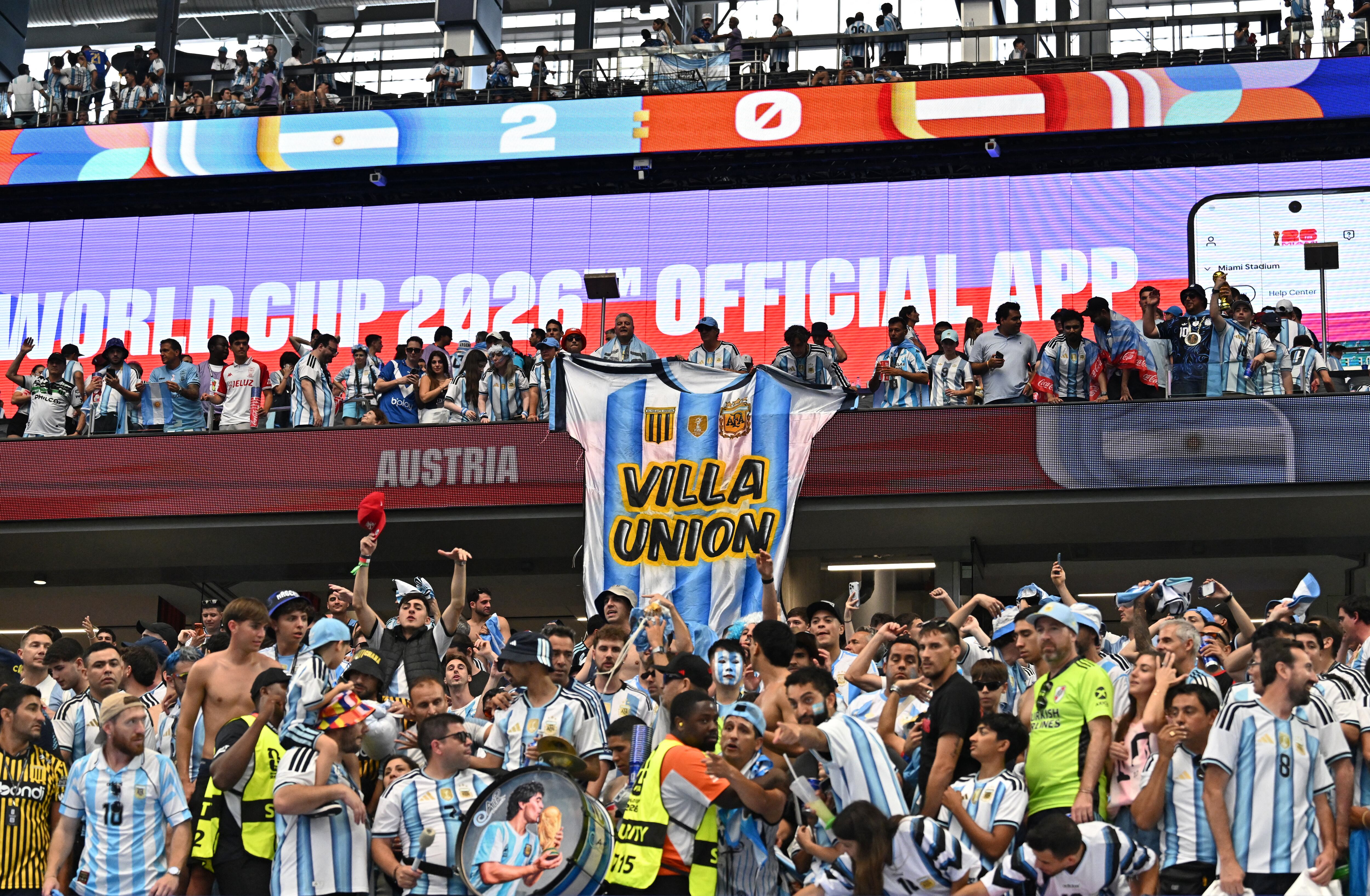 El Ministerio de Seguridad prohibió el ingreso a todos los eventos deportivos del país durante dos años a cuatro hinchas argentinos que protagonizaron incidentes en el segundo partido de la Selección Argentina en el Mundial, frente a Austria en Estados Unidos. (Reuters/Maria Lysaker)