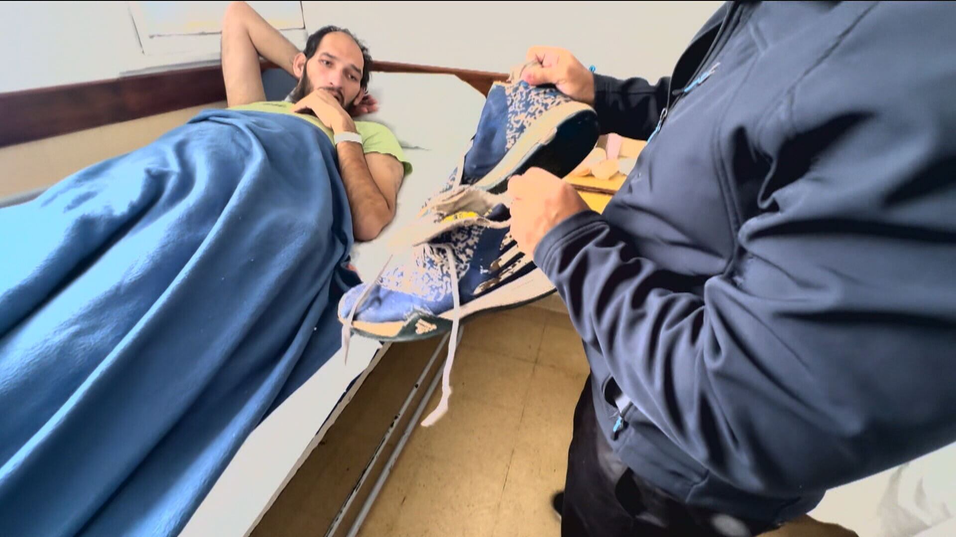 Sergio calza 56 y solo tiene un par de zapatos completamente rotos. (Foto: captura de Eltrece.)