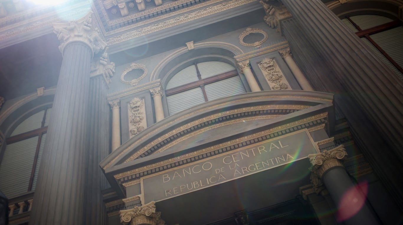 El Banco Central subió con fuerza los encajes durante el período de incertidumbre electoral de 2025. (Foto: Agustín Marcarian/Reuters).