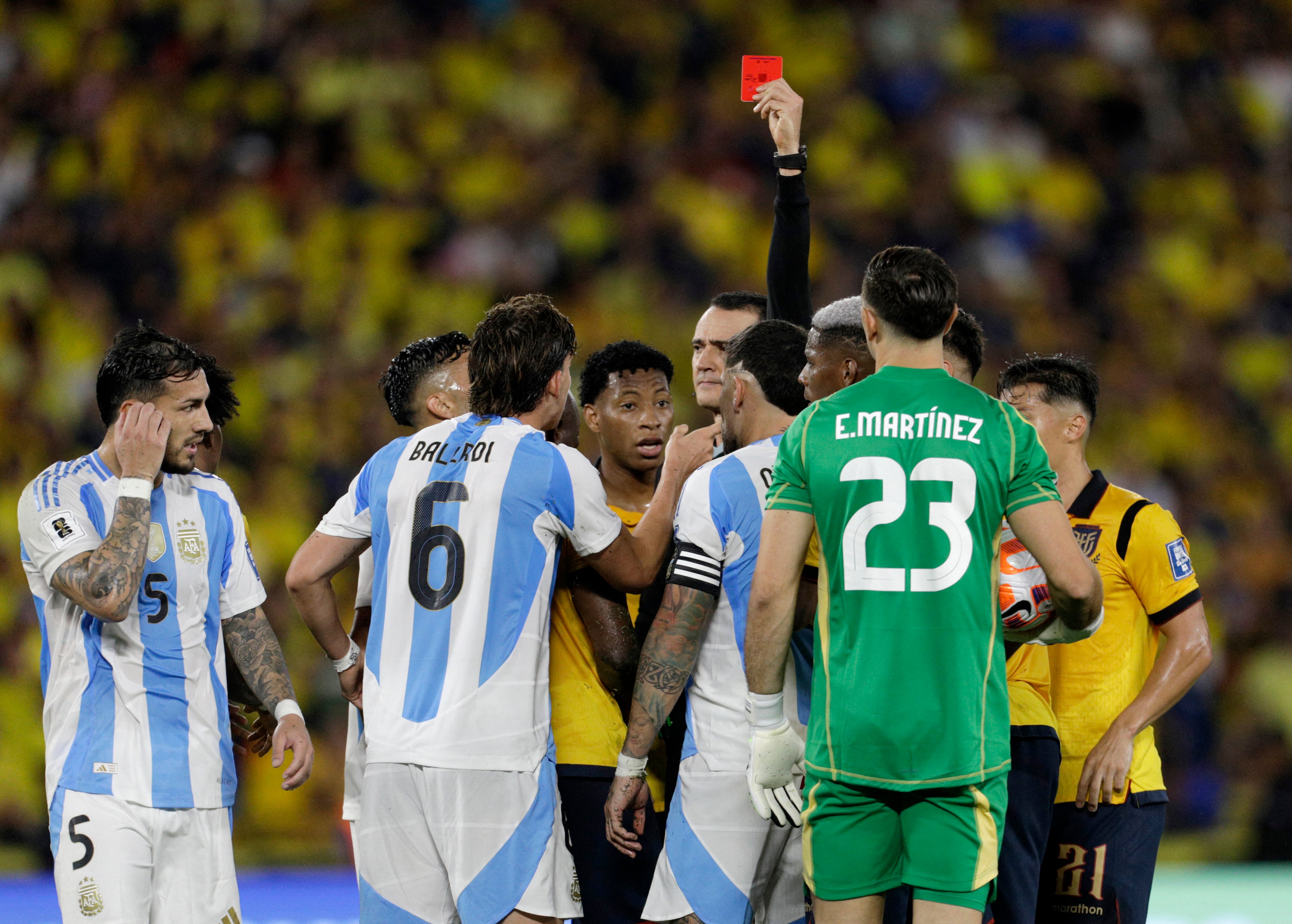 La tarjeta roja a Nicolás Otamendi en el partido que terminó en la derrota de Argentina ante Ecuador por las Eliminatorias Sudamericanas rumbo al Mundial 2026 (foto: Reuters)