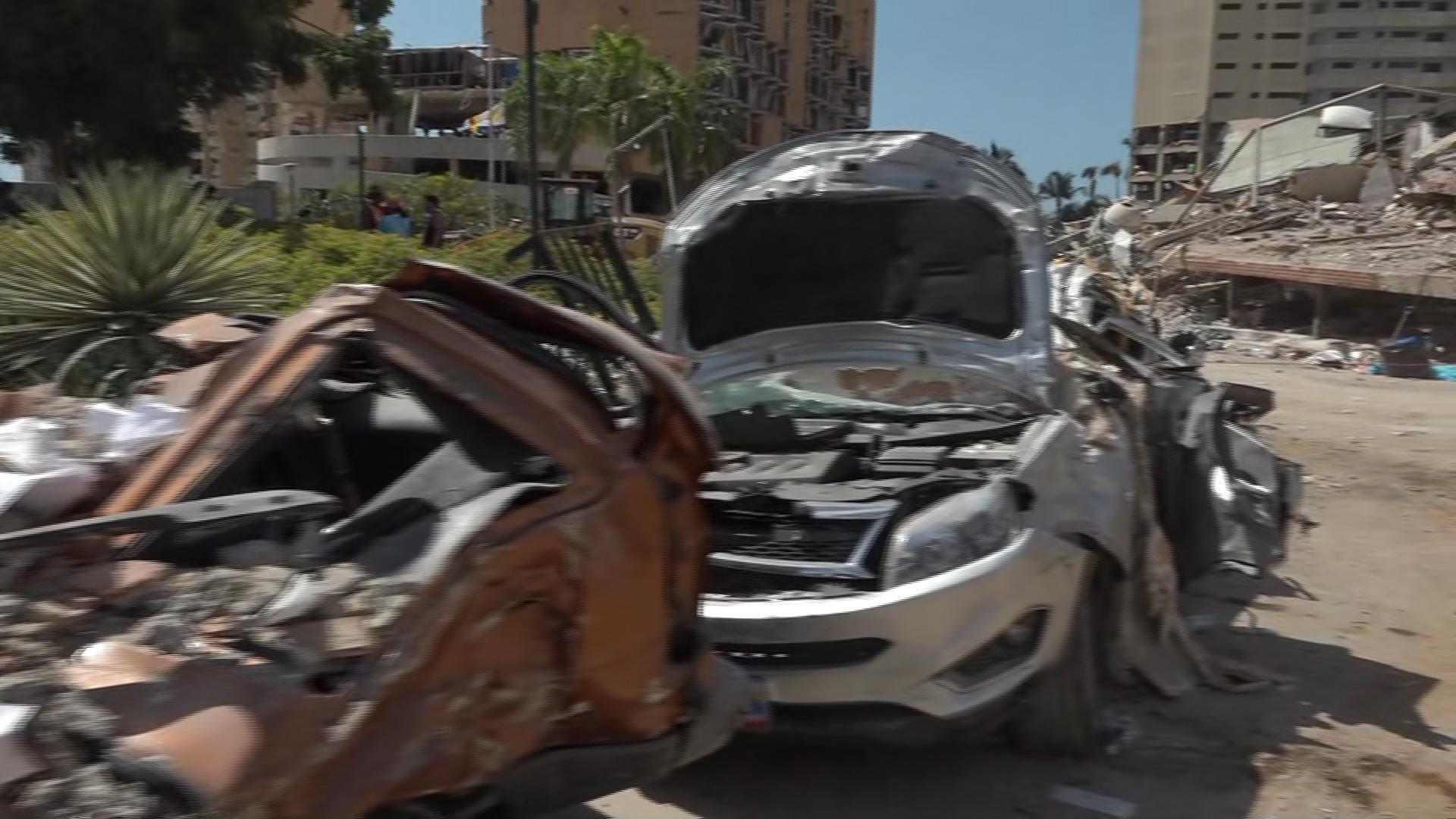 Autos completamente destrozados permanecen entre escombros y calles colapsadas. (Foto: captura TN).