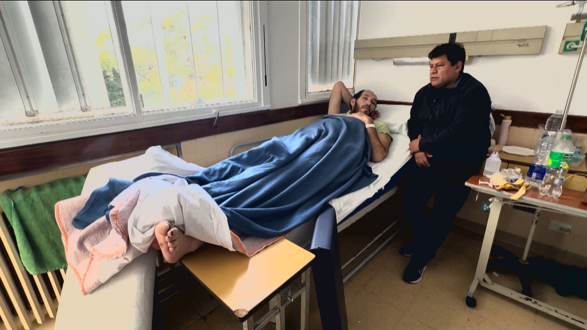 En la cama del hospital, tampoco encuentra la comodidad de una cama de su talle. (Foto: captura de Eltrece.)