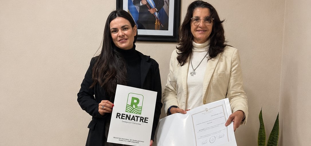 La delegada del RENATRE en Corrientes, Mónica Arnaiz, recibe la resolución de manos de la diputada provincial Valeria Pavón. (Foto: RENATRE).