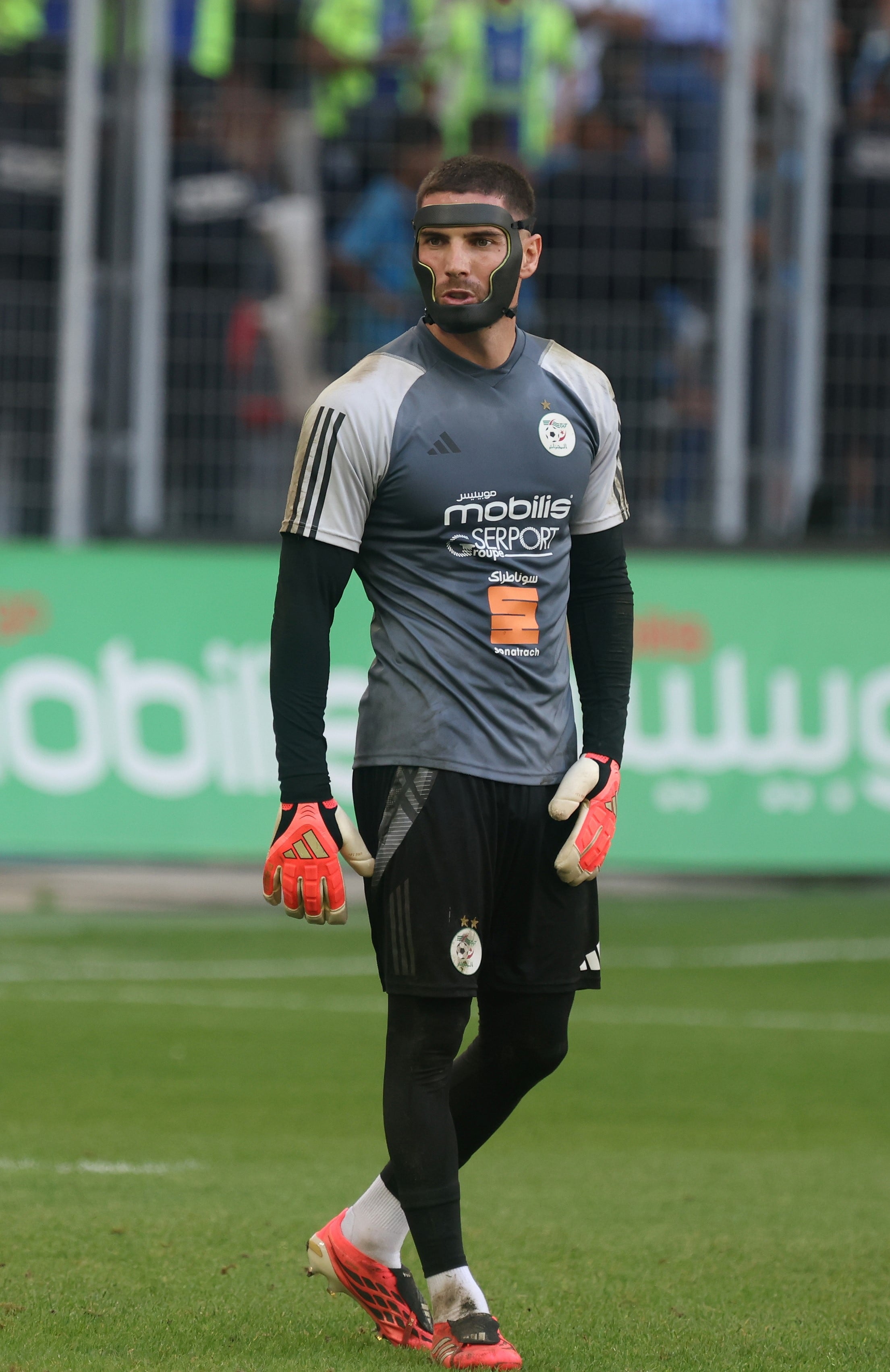 Luca Zidane, arquero de Argelia, debe usar una máscara en su cara tras una fractura de mandíbula y mentón que sufrió en abril. (Foto: Reuters)