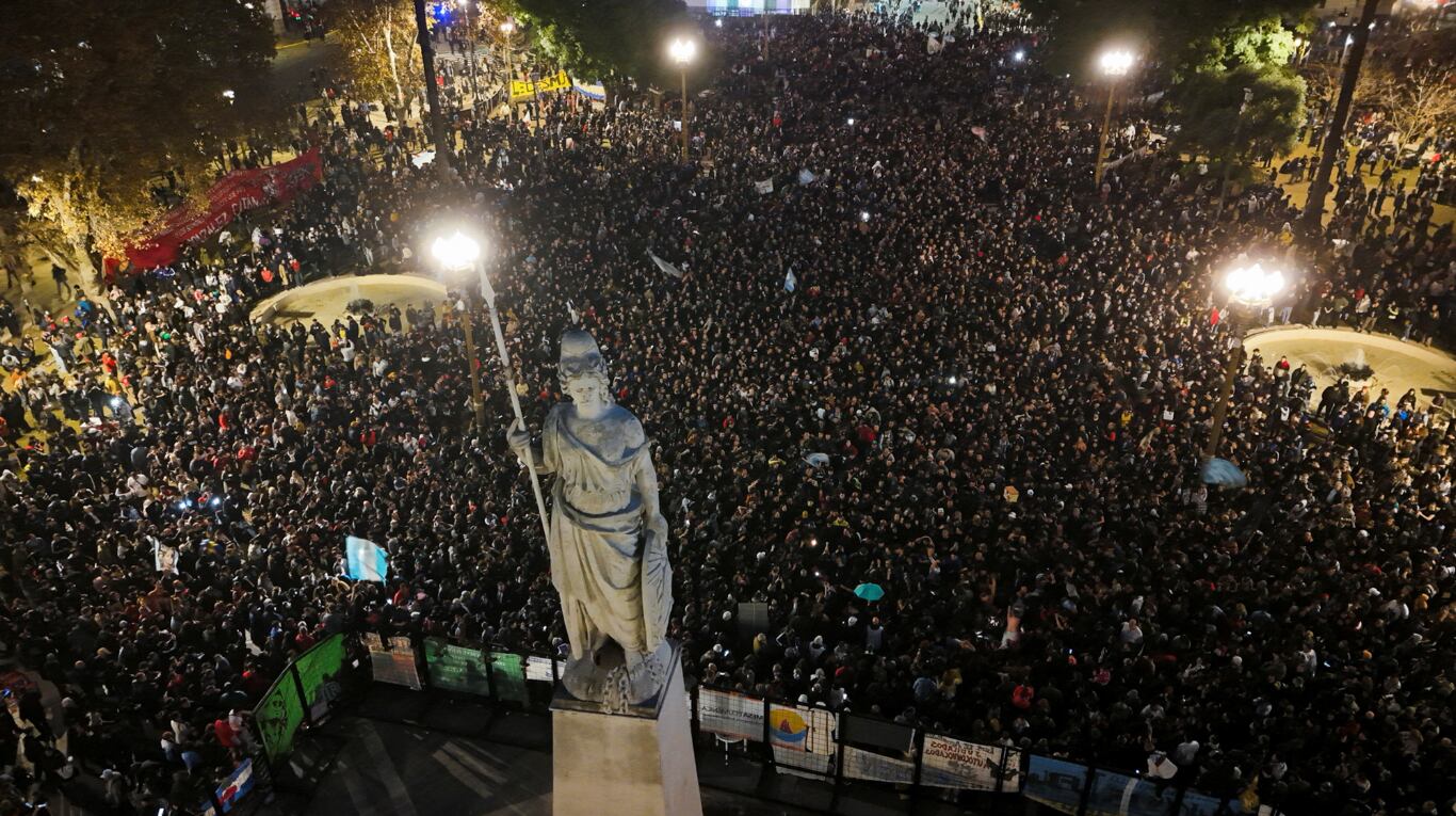 Una multitud de fanáticos se despide del Indio Solari en Plaza de Mayo. (Foto: Reuters/Matias Baglietto)