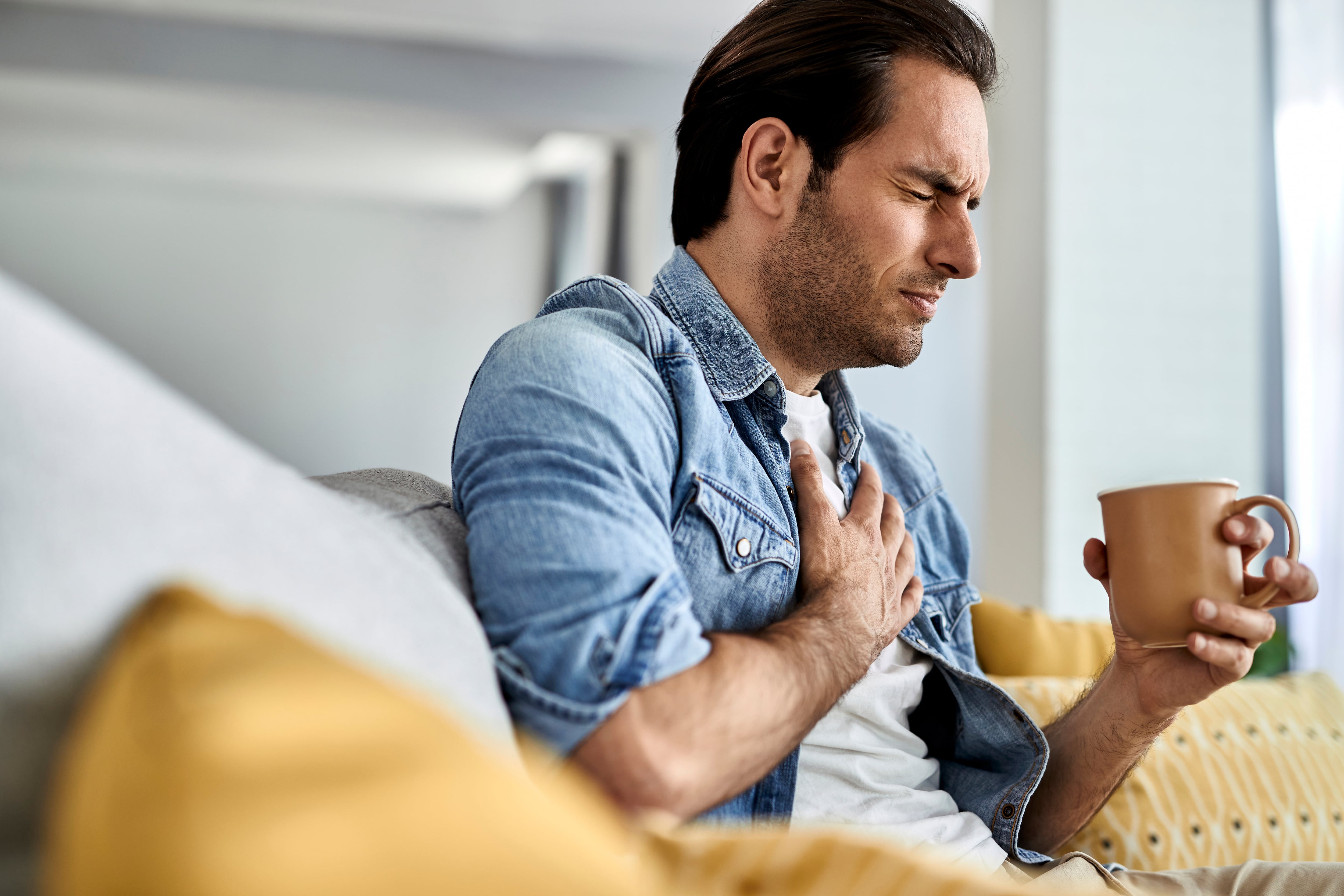 Los síntomas son similares a un infarto. (Foto: Adobe Stock)