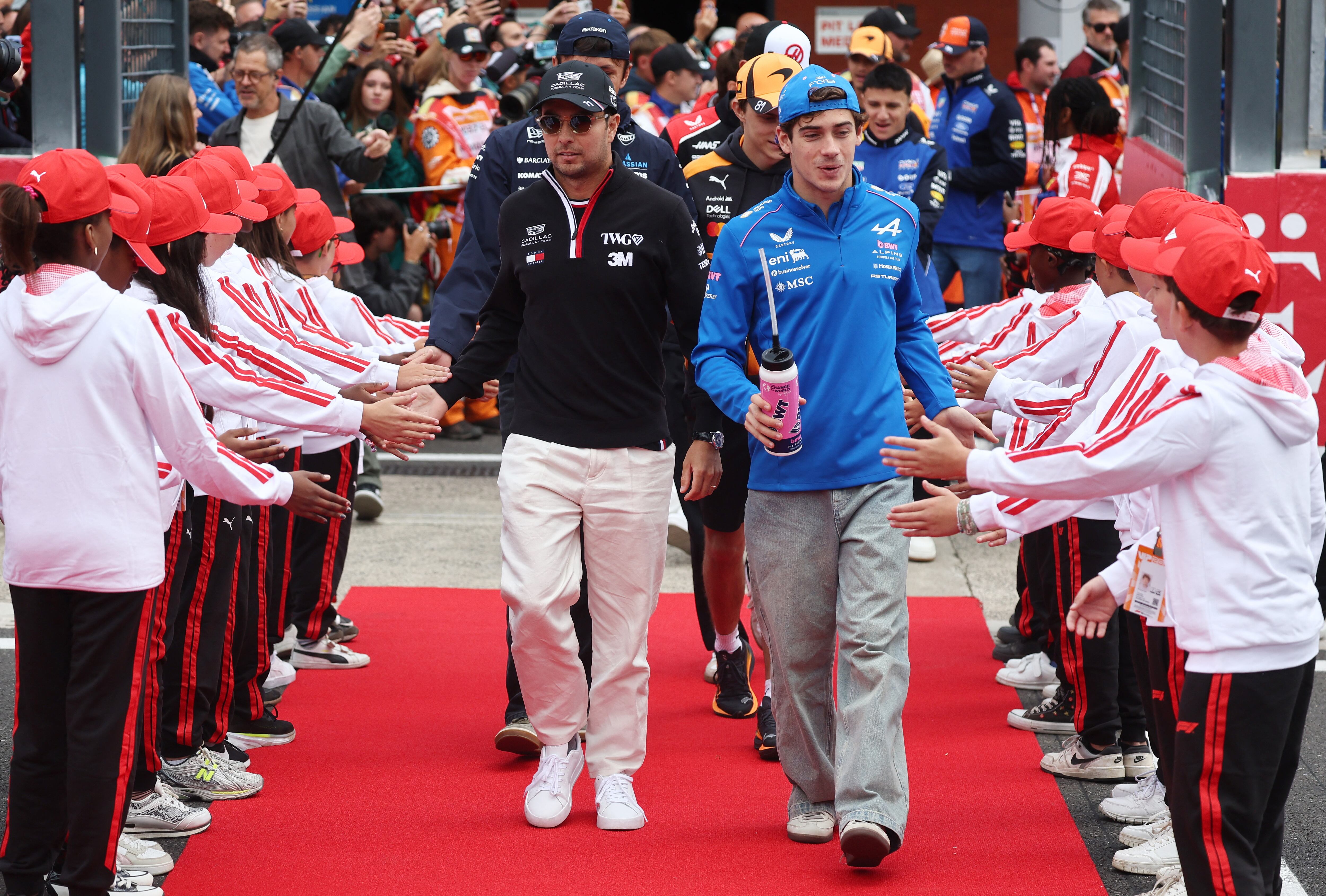 Franco Colapinto con Sergio Pérez, Alexander Albon y Oscar Piastri durante el tradicional desfile de pilotos, en la previa del Gran Premio de Bélgica, en el circuito de Spa-Francorchamps. (REUTERS/Jakub Porzycki)