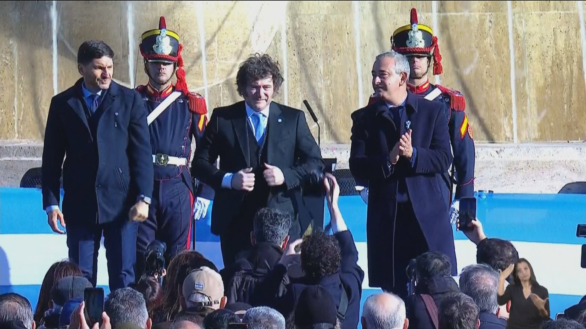 El Presidente en la ceremonia central en el Monumento a la Bandera junto al gobernador Maximiliano Pullaro y el intendente Pablo Javkin (Foto: Presidencia).