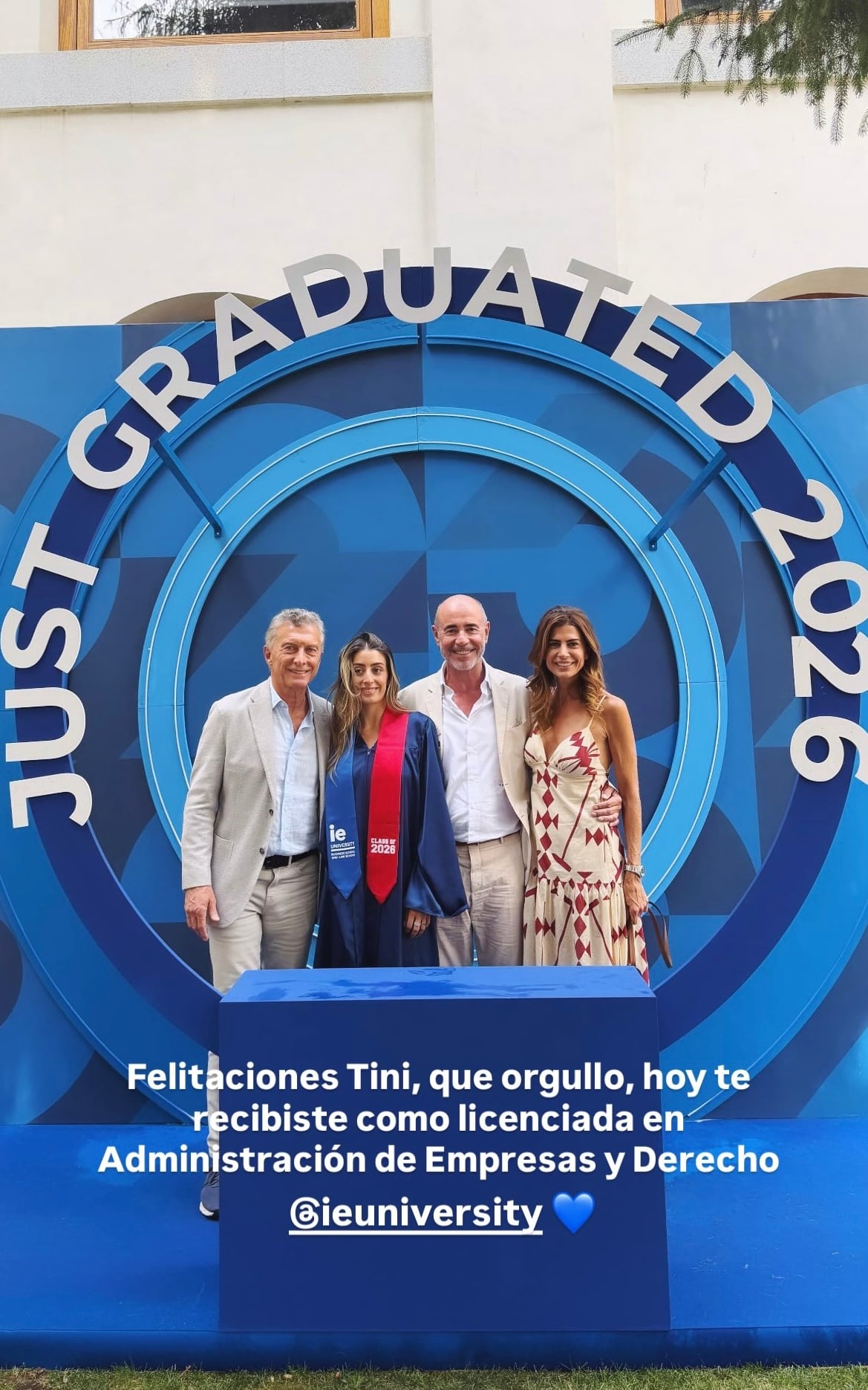 Juliana Awada compartió fotos de la graduación de Valentina Barbier. (Foto: Instagram/@juliana.awada)