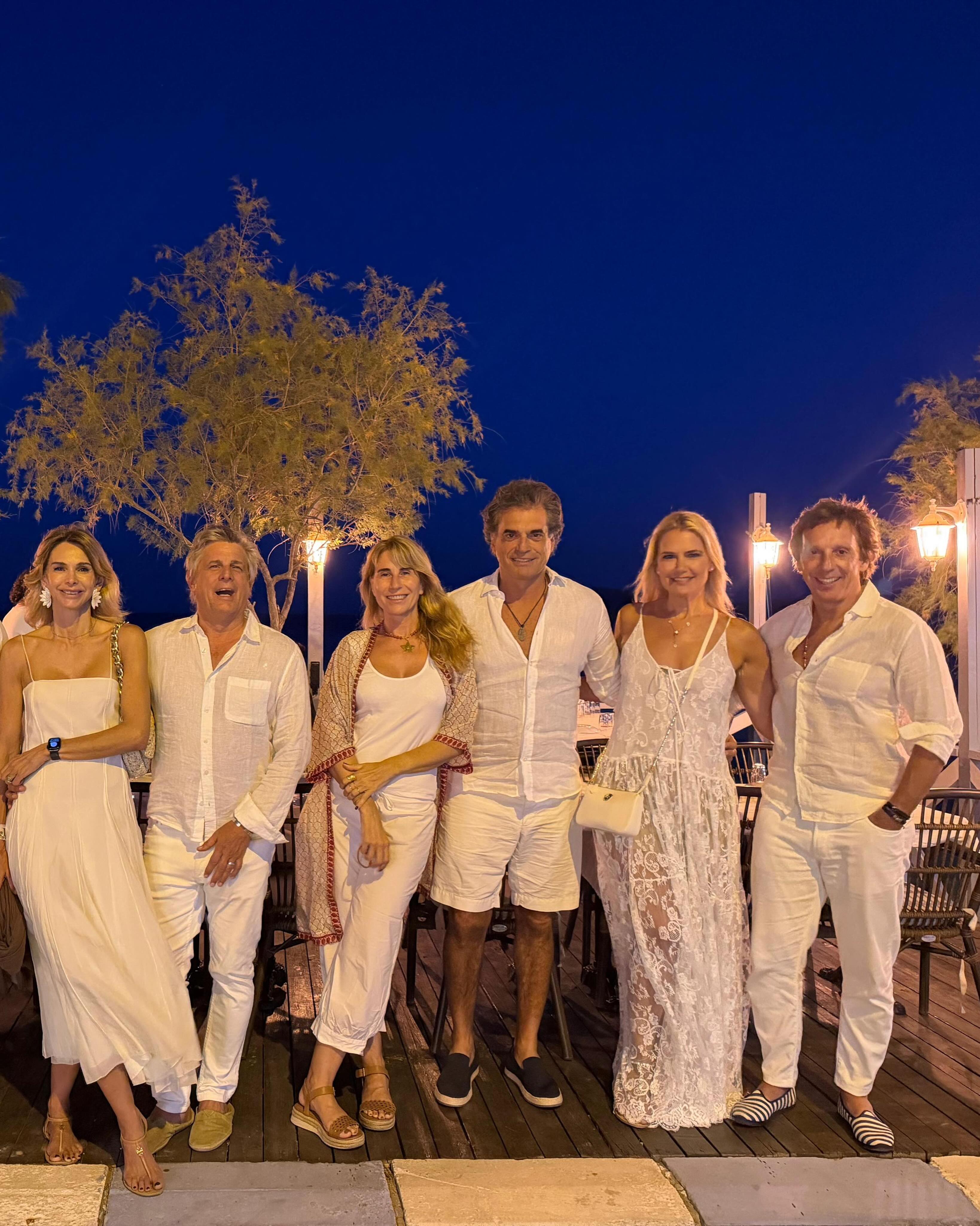 Valeria Mazza y Alejandro Gravier con looks blancos para una noche con amigos en Turquía. (Foto: Instagram/@valeriamazzaok)