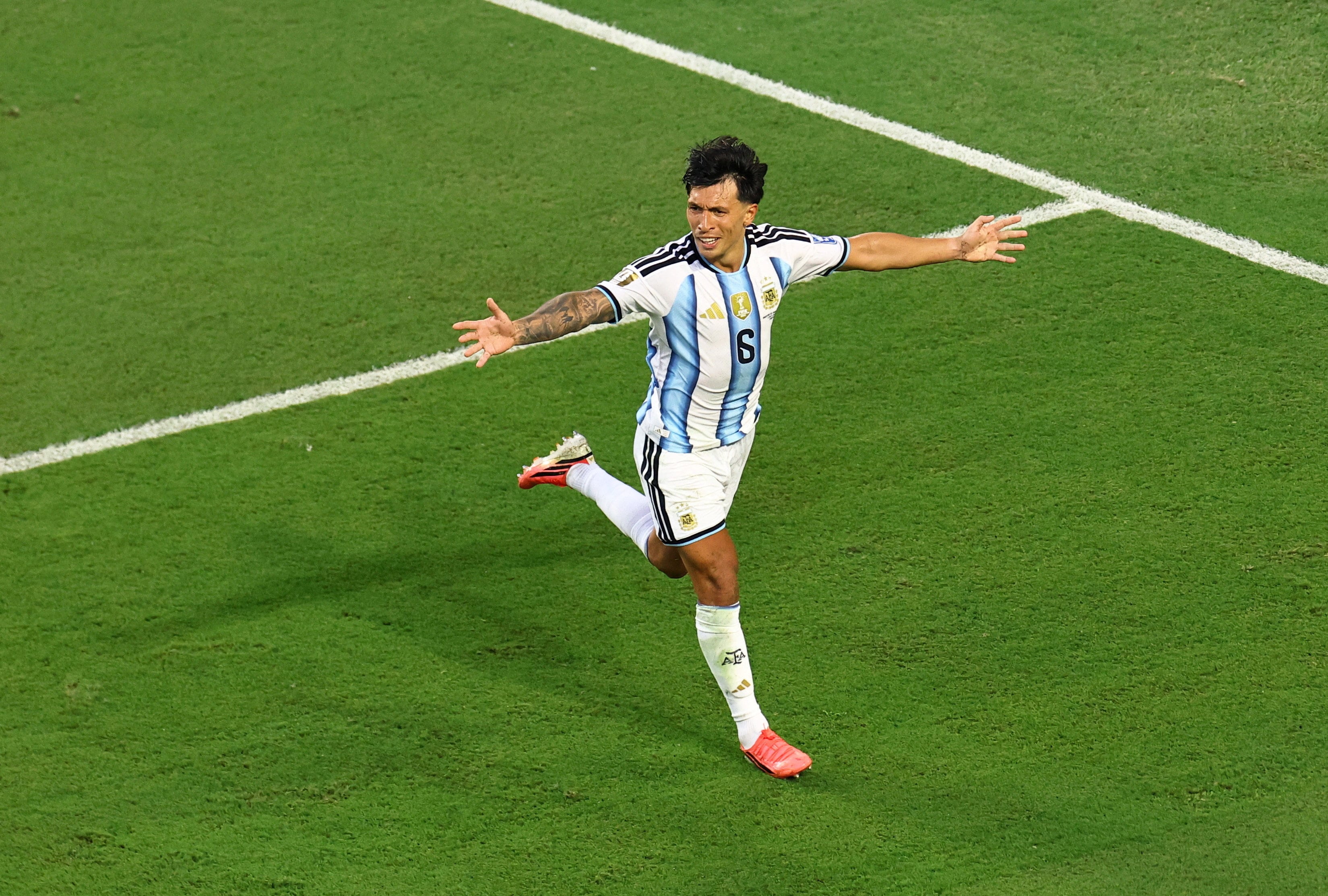 Lisandro Martínez adelantó a Argentina en el alargue (Foto: Reuters)