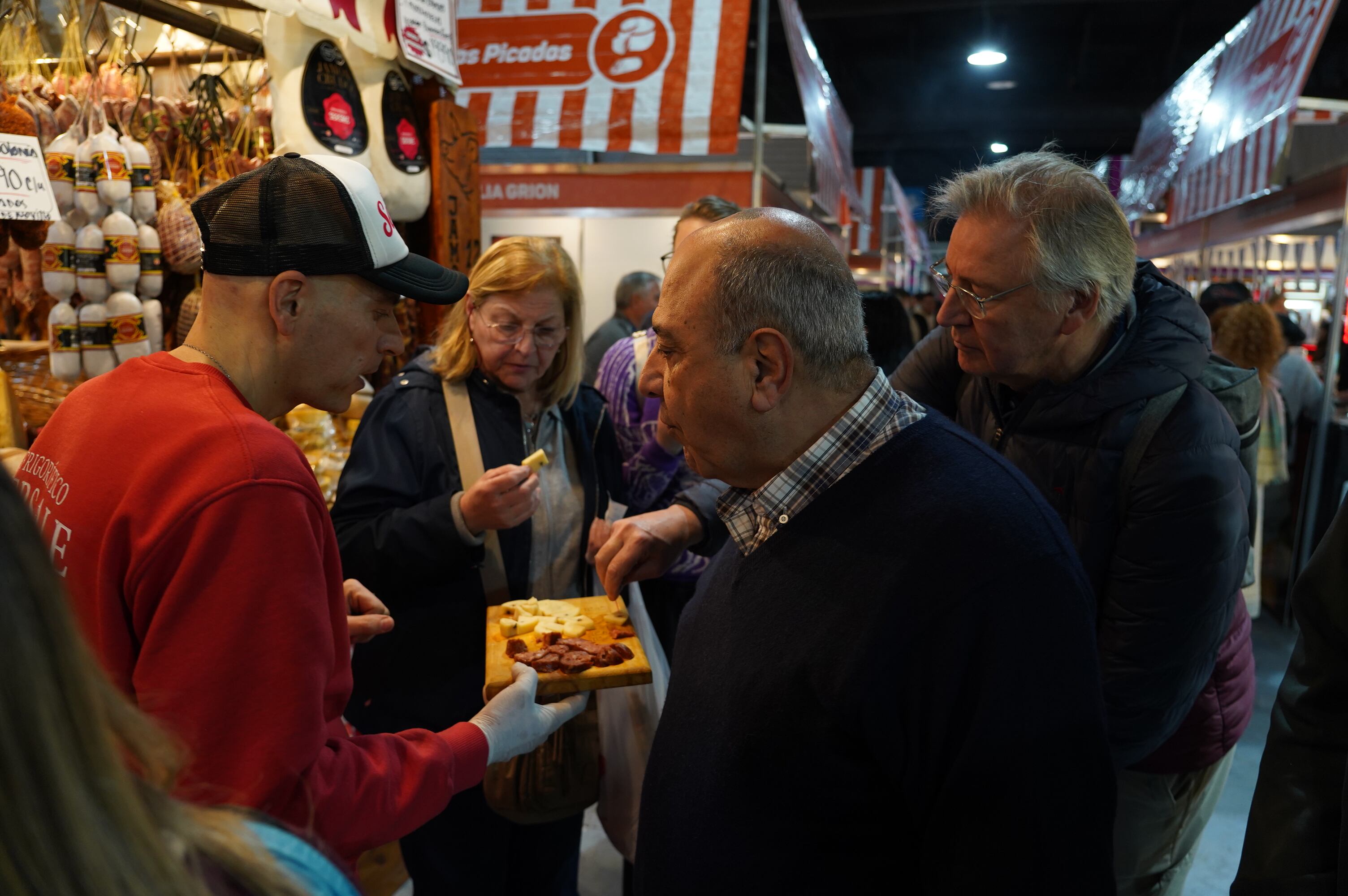 Los productores ofrecen degustaciones y cuentan sus historias (FotoL: Caminos y sabores)