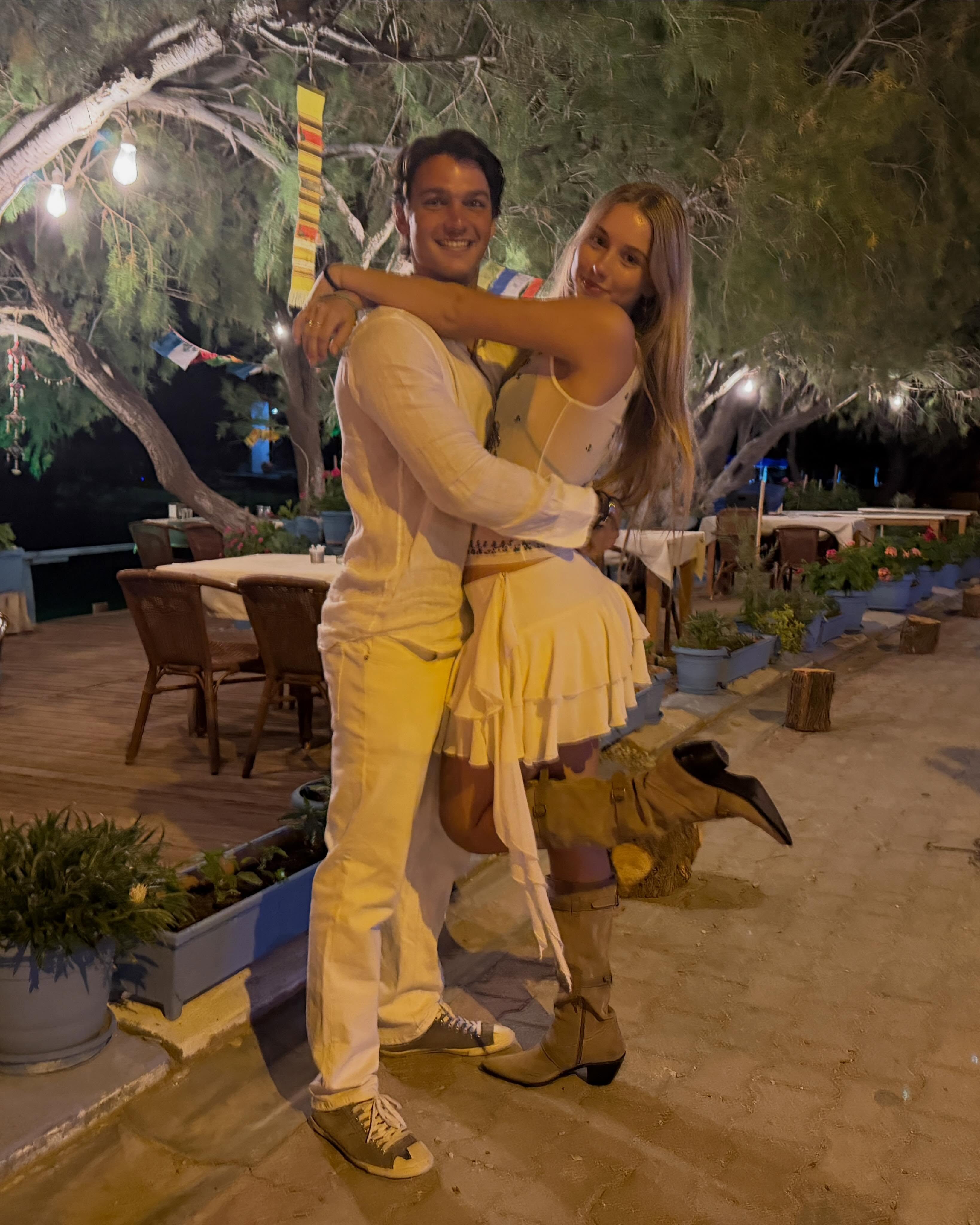 Taína y Tiziano Gravier en total white. (Foto: Instagram/@valeriamazzaok)