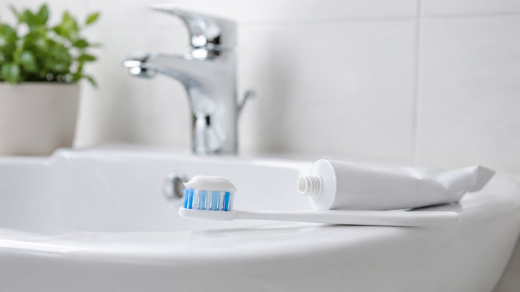 Los odontólogos recomiendan no enjuagarse la boca apenas termina el cepillado de dientes. (Imagen ilustrativa generada con IA)