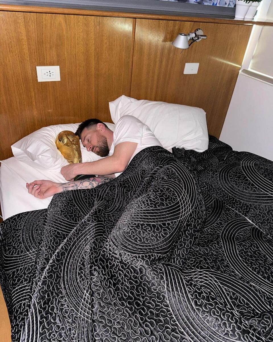 Lionel Messi y la foto viral durmiendo con la Copa del Mundo. (Foto: leomessi/IG)