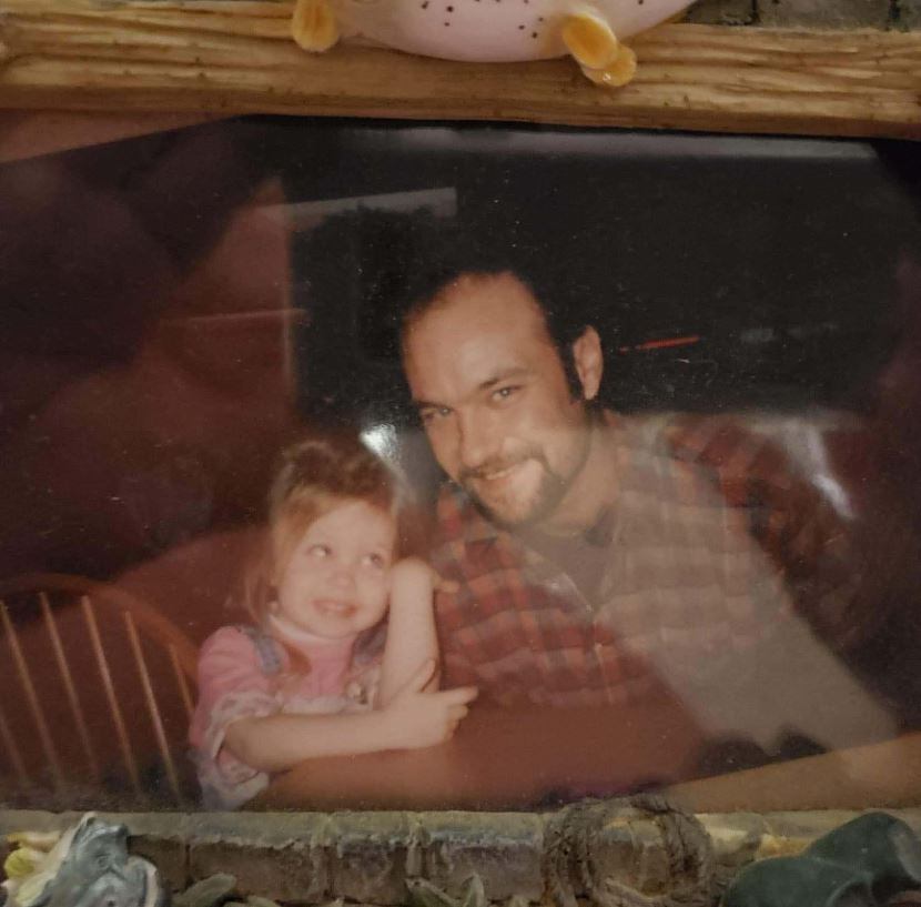Una foto de Daveigh Chase cuando era muy chiquita, junto a su padre, John Schwallier. (Foto: Instagram/johnschwallier)