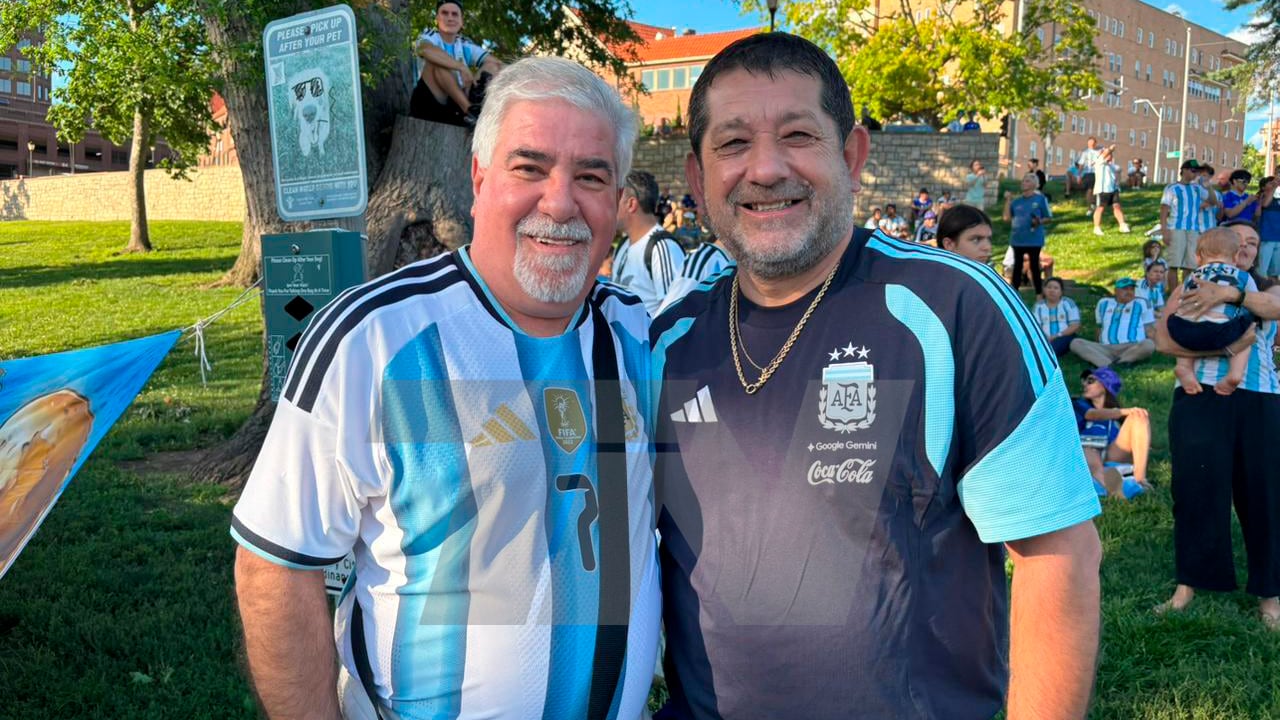 Roberto De Paul y Daniel Paredes estuvieron en el banderazo de los hinchas argentinos en Kansas. (Foto: TN / Daniela Lichinizer)