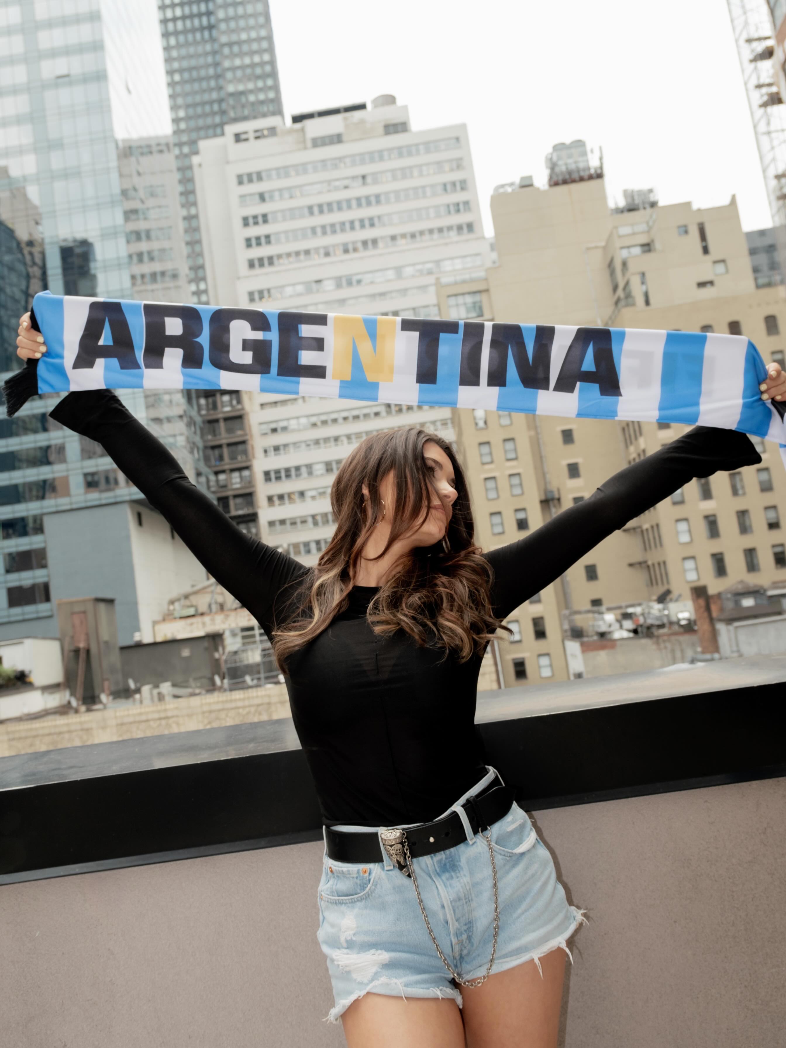 Eva De Dominici con minishort y bandera de Argentina Foto: @dedominicieva