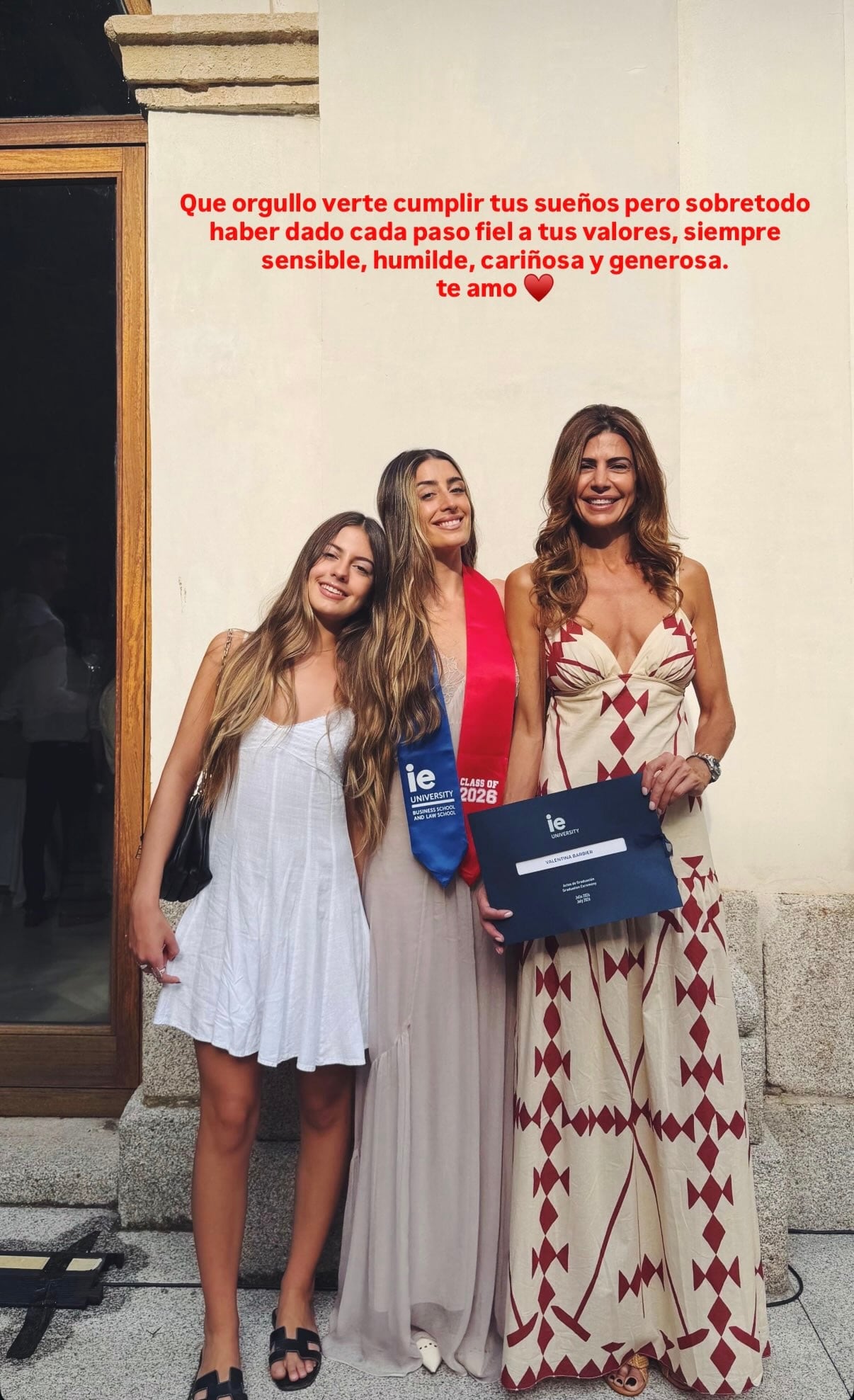 Juliana Awada junto a sus hijas Antonia Macri y Valentina Barbier. (Foto: Instagram/@juliana.awada)