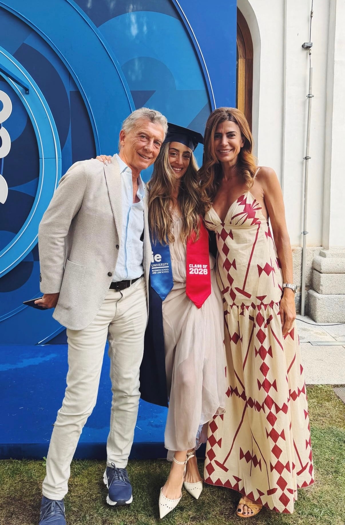 Juliana Awada y Mauricio Macri en la entrega de diplomas de Valentina Barbier. (Foto: Instagram/@juliana.awada)