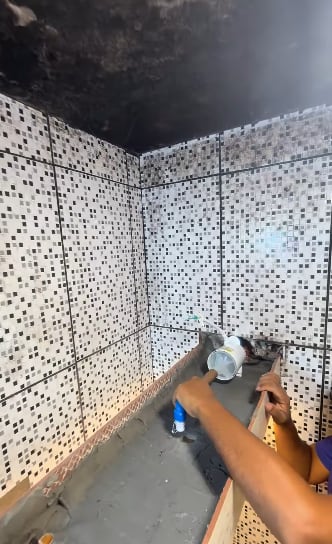 Así es la instalación encima de la ducha (Foto: Instagram - @maos_do_pedreiro).
