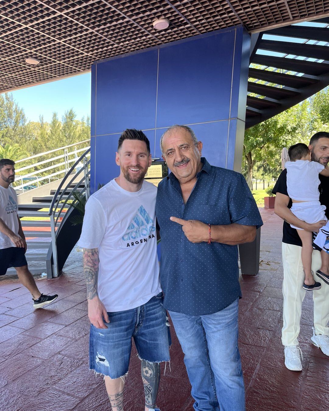 El dirigente de Armenio junto a Lionel Messi. (Foto: noraynakis/Instagram)