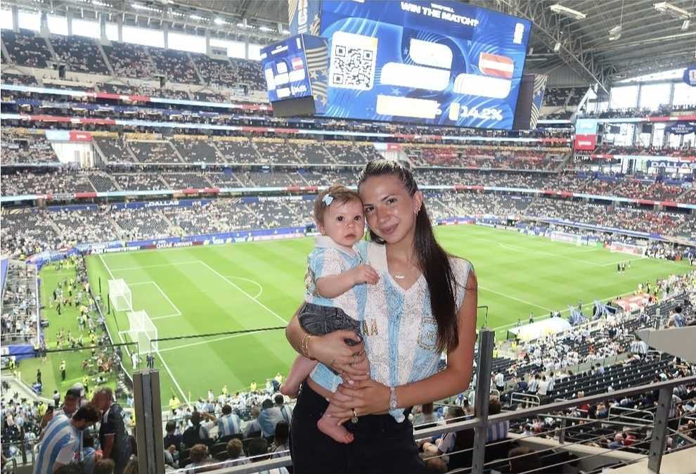 Ailén Cova con su hija Alaia en el estadio de Dallas. (Foto: Instagram/ailencova)