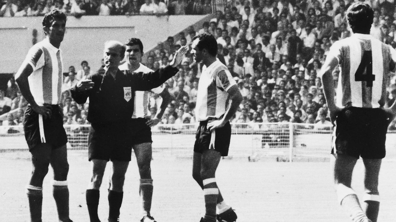 El momento de la expulsión de Rattin ante Inglaterra (Foto: AP).