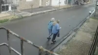 La estafadora ayudó a la víctima a cruzar la calle (Foto: captura Arriba Argentinos).