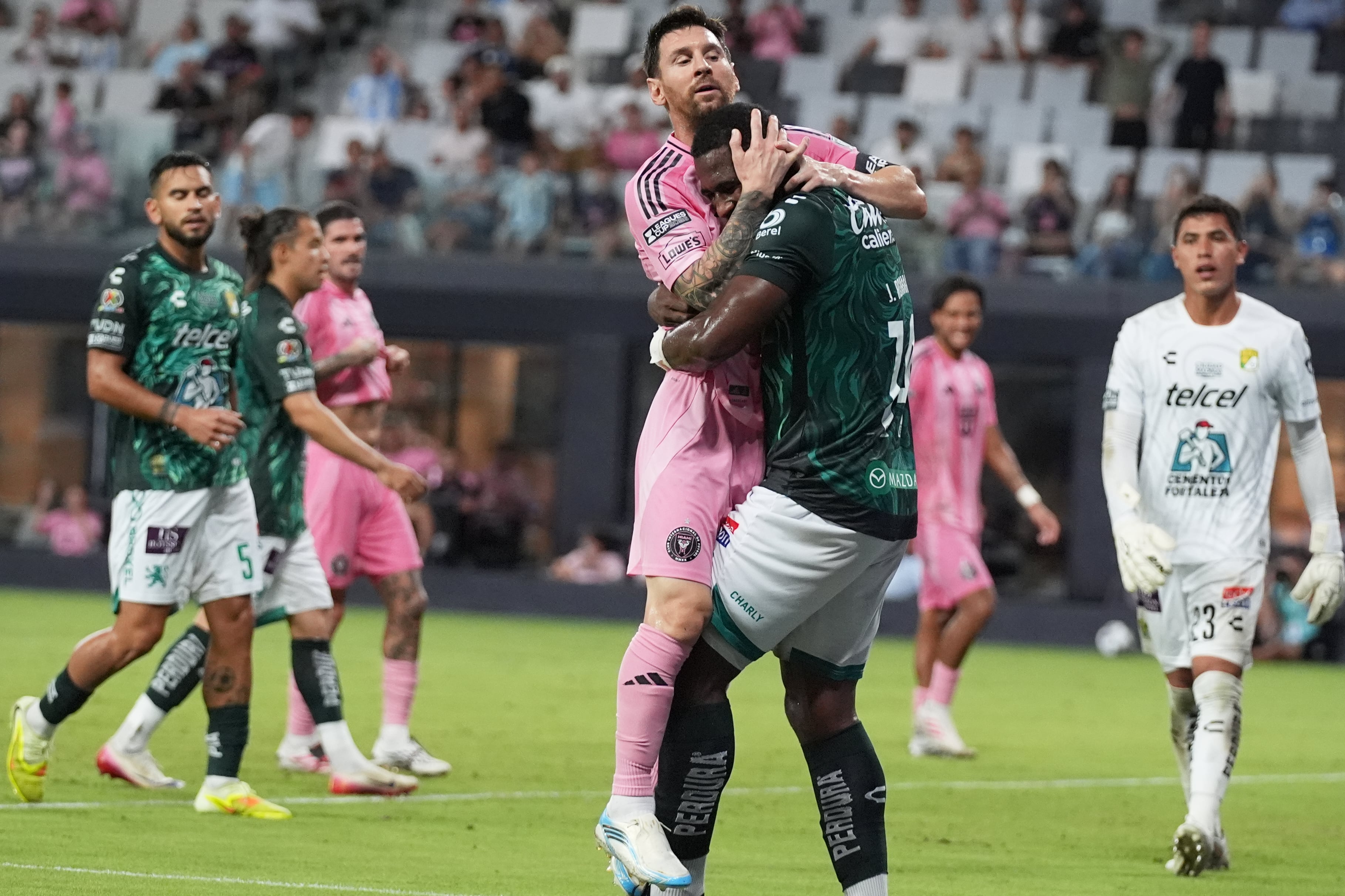 Messi sumó el miércoles pasado sus primeros minutos en cancha tras la muerte de su padre (AP Foto/Lynne Sladky).