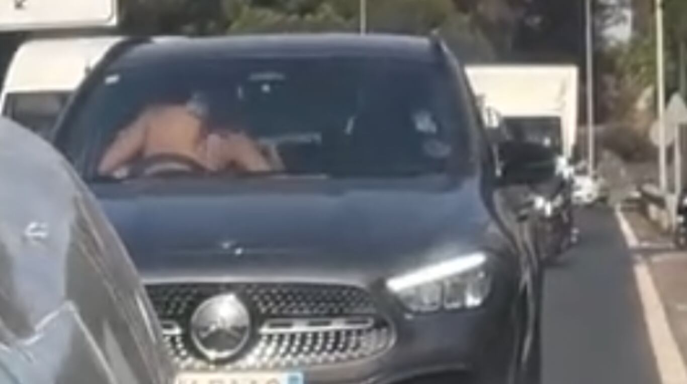 La secuencia muestra a la pareja dentro de un vehículo alquilado mientras circulaba por una de las principales rutas de la Costa del Sol. (Foto: captura de video)