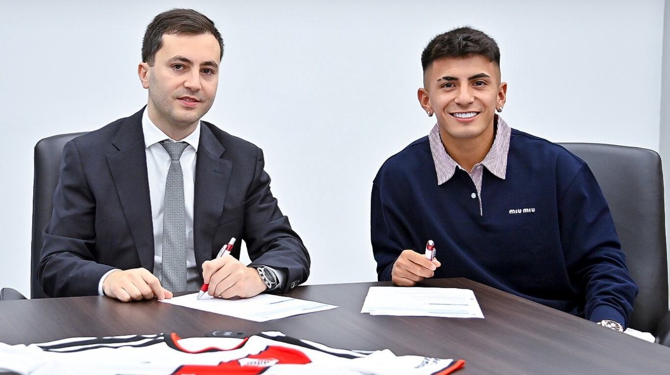 Thiago Almada firmó su contrato con River (Foto: Prensa River)