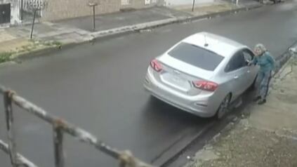 La víctima se acercó a un auto que la llamó por su apodo: así comenzó el robo (Foto: captura Arriba Argentinos).