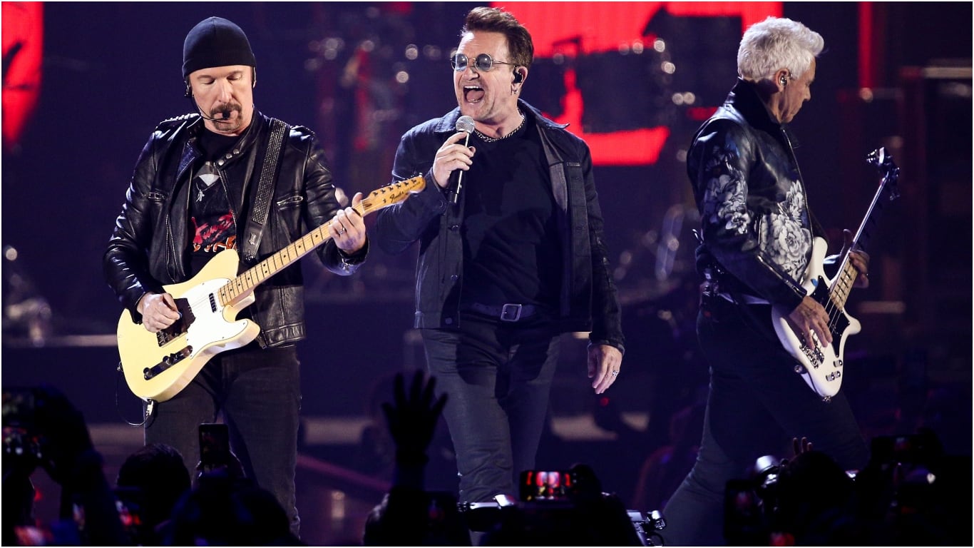 Bono, en el centro del escenario en un show de U2 (Foto: AP/John Salangsang).