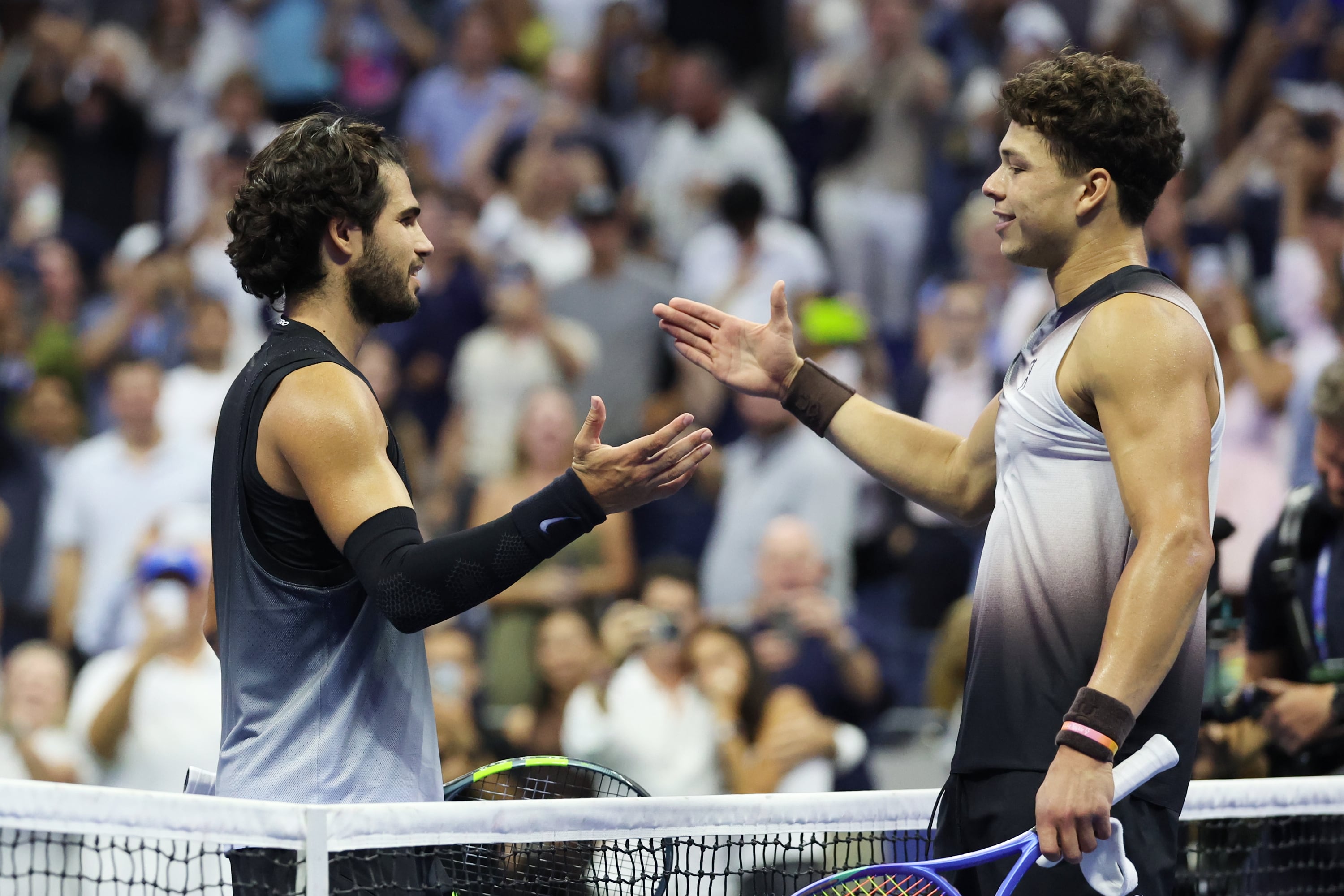 Ben Shelton (derecha) recibe las felicitaciones de Carlos Alcaraz tras su victoria en los cuartos de final del US Open, el miércoles 9 de septiembre de 2026, en Nueva York. (AP Foto/Heather Khalifa)