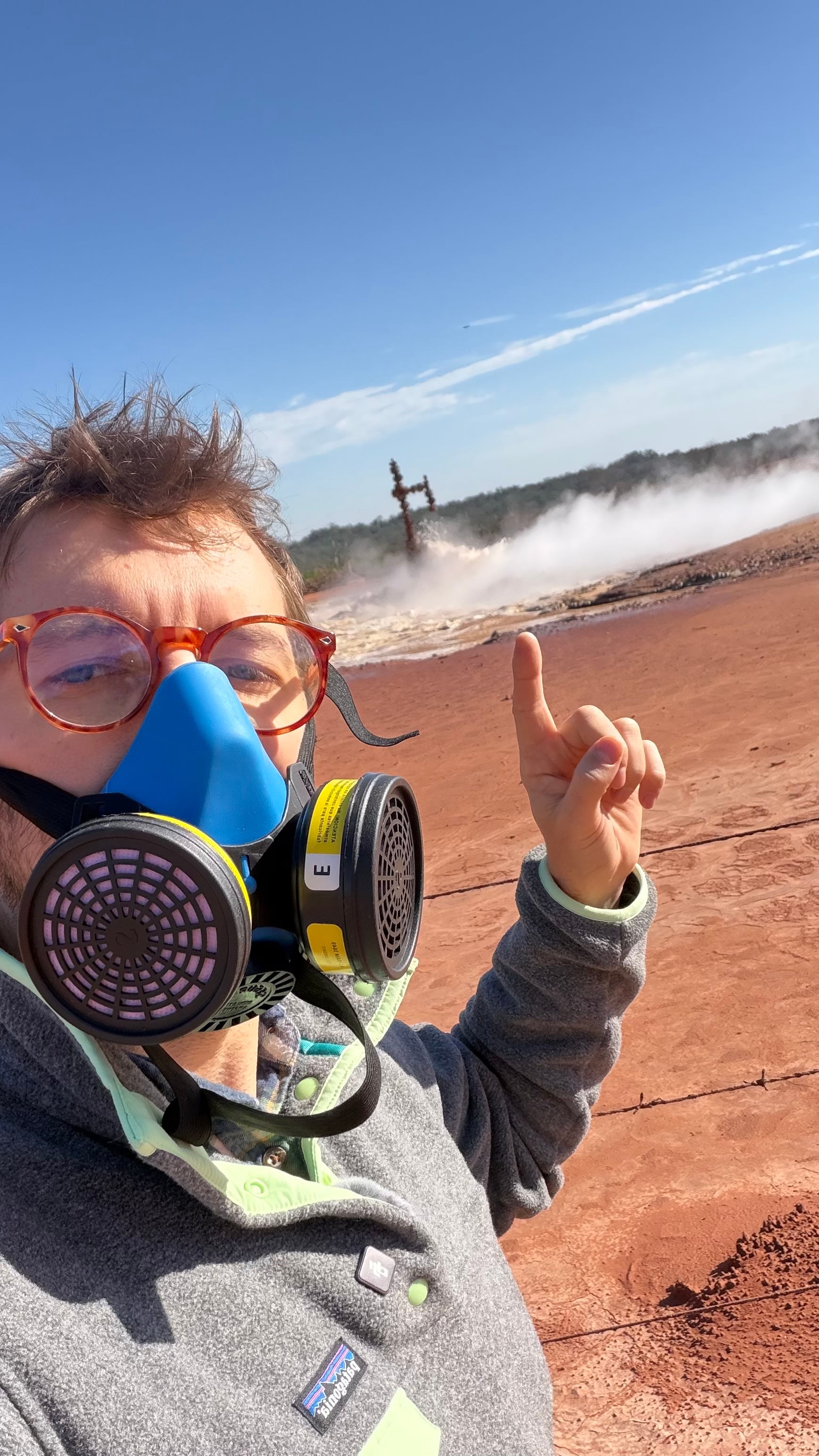 El olor aparece antes que el pozo. A unos cien metros de la perforación, el aire se vuelve irrespirable. (Foto: Jason Mayne/Eltrece).