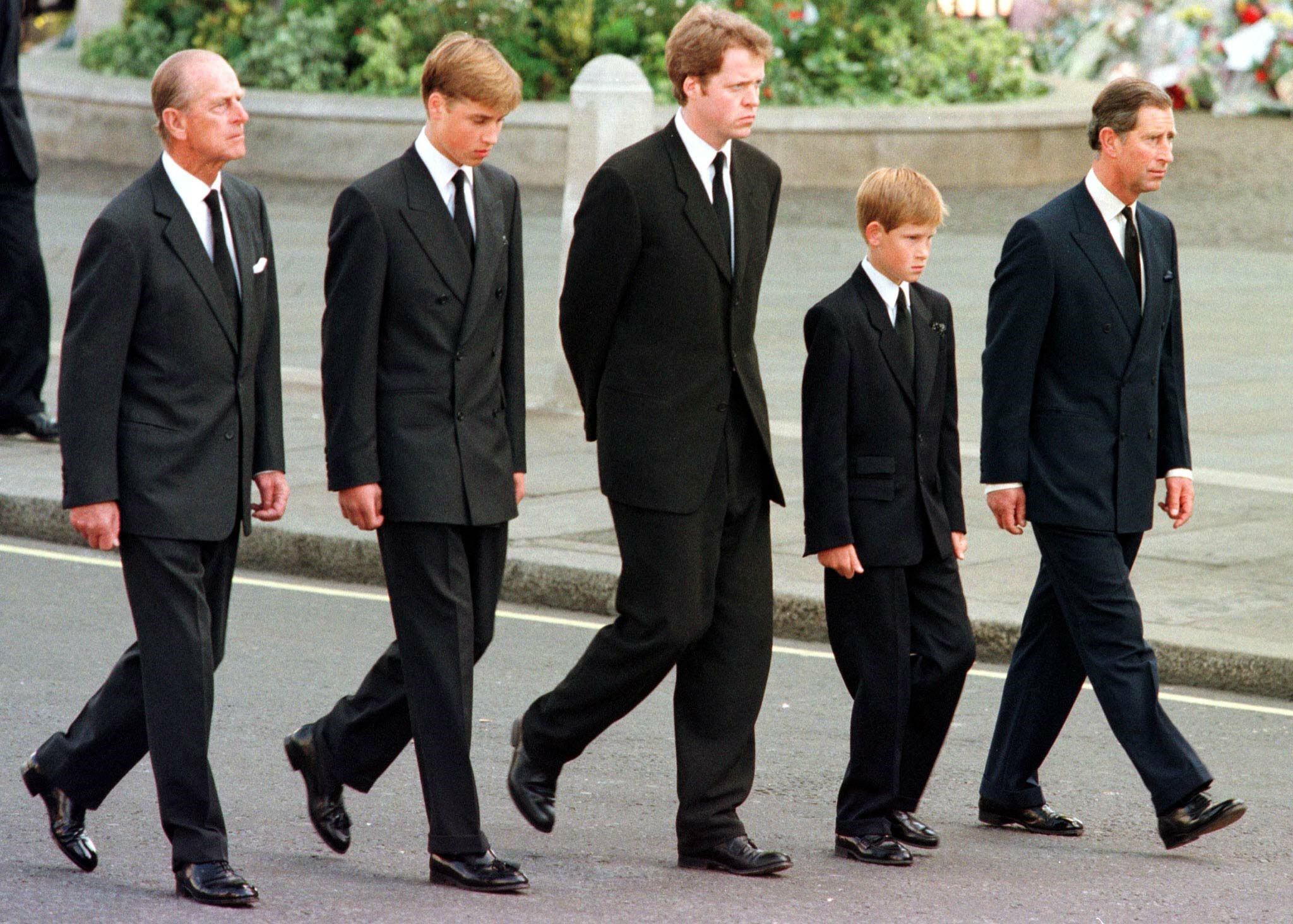 El Príncipe Felipe junto a William, Earl Spencer, Harry y Carlos durante el funeral de la princesa Diana. (Foto: AFP)