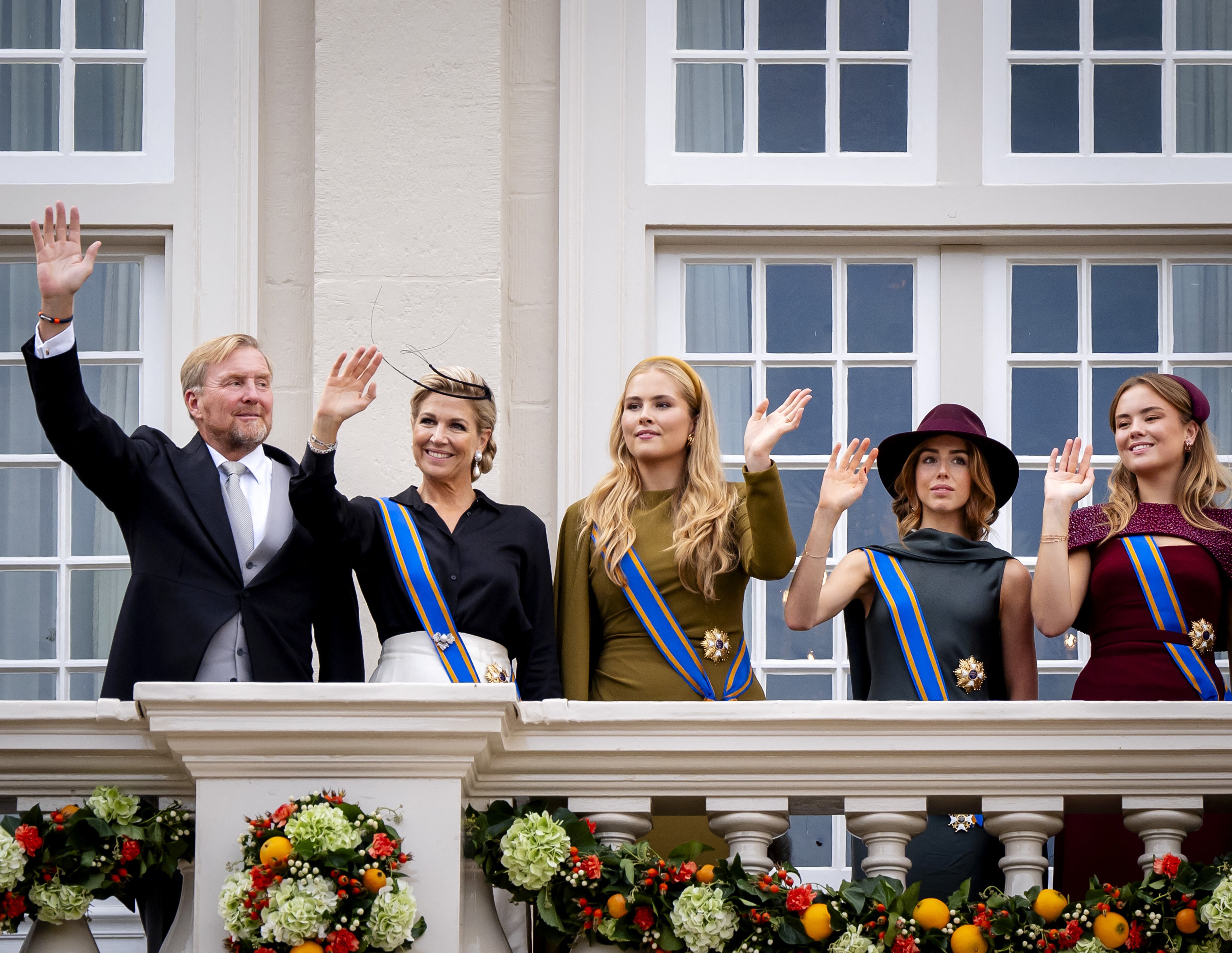 (From L) Dutch King Willem-Alexander, Queen M�xima, Princess Amalia, Princess Alexia and Princess Ariane wave to the crowd from the balcony of Noordeinde Palace on Prinsjesdag in The Hague on September 15, 2026. (Photo by Jeroen Jumelet / ANP / AFP) / Netherlands OUT