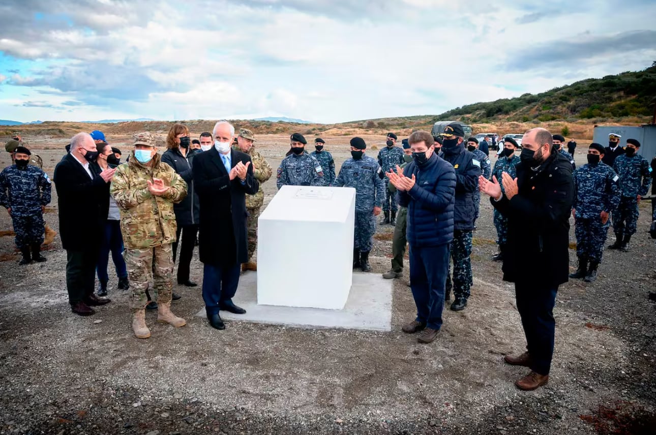 En la pandemia, el entonces ministro de Defensa, Jorge Taiana, y el gobernador de Tierra del Fuego, Gustavo Melella, instalaron la piedra inaugural de la Base Naval Integral de Ushuaia. (X @JorgeTaiana)