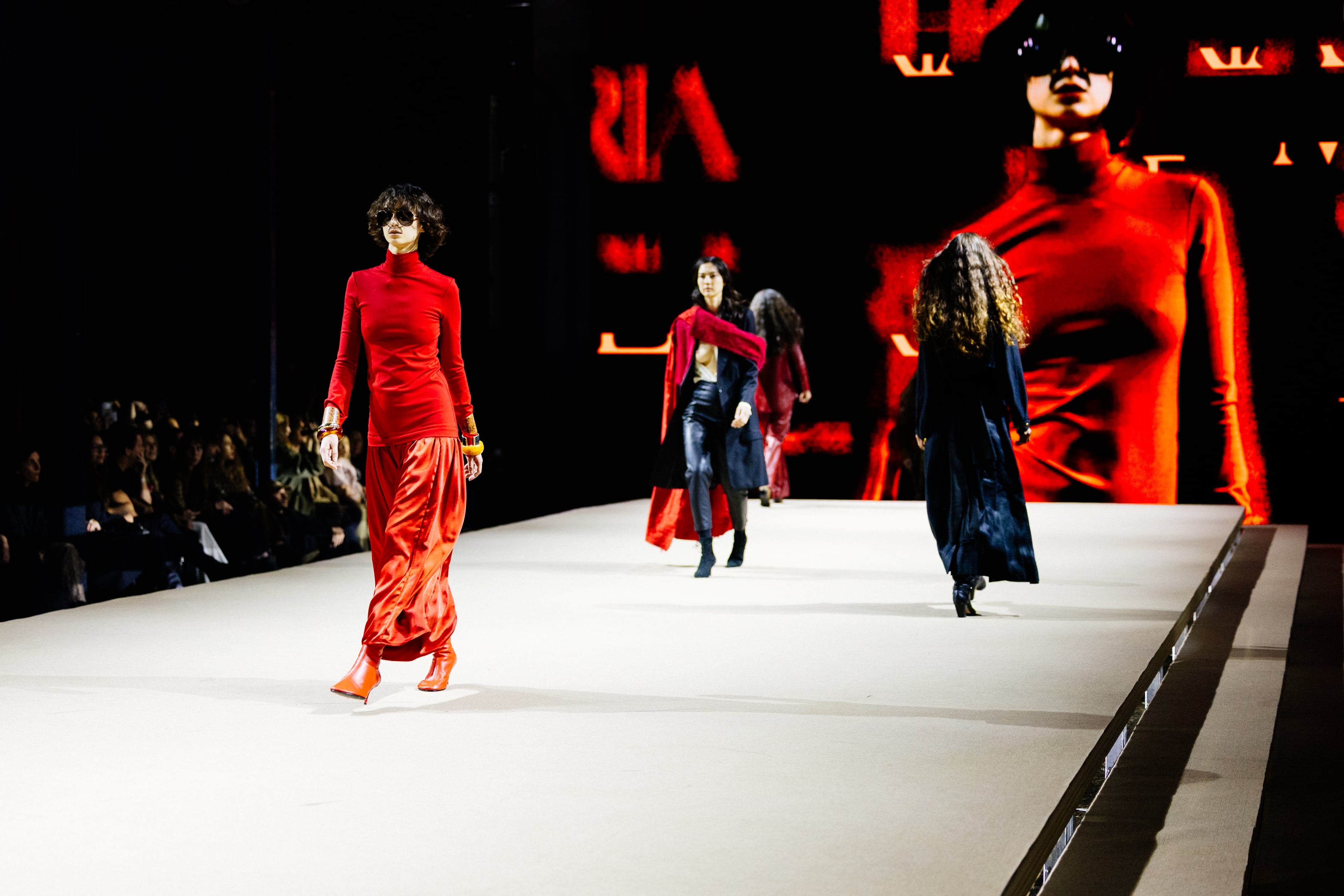 El desfile de María Cher, con megapantallas. (Foto: Bang)