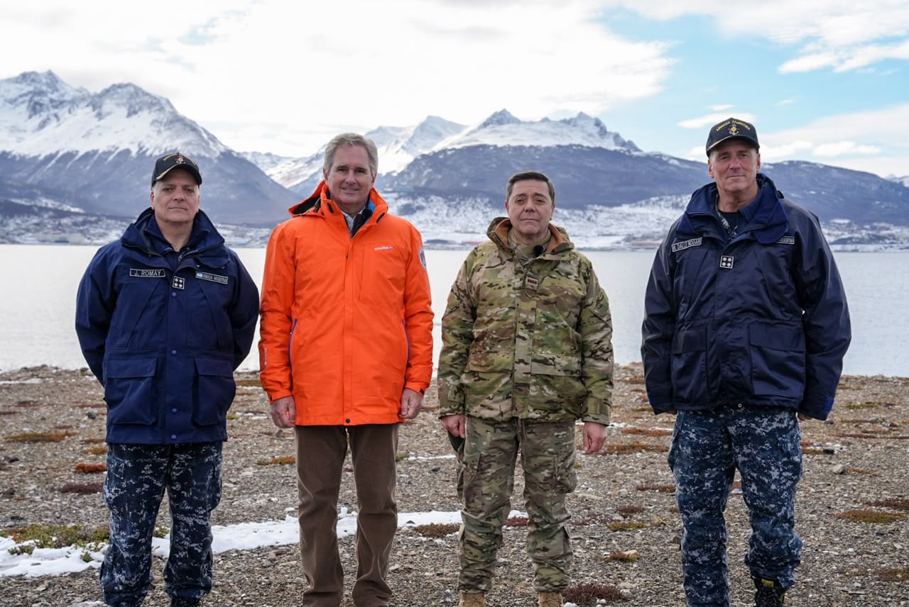 El jefe de la Armada, Juan Carlos Romay,  el canciller Pablo Quirno, el ministro de Defensa, Carlos Presti, y el jefe del Estado Mayor Conjunto de las Fuerzas Armadas, Marcelo Dalle Nogare, en la recorrida por la zona donde estará la Base Naval Integrada. (Foto: Presidencia)