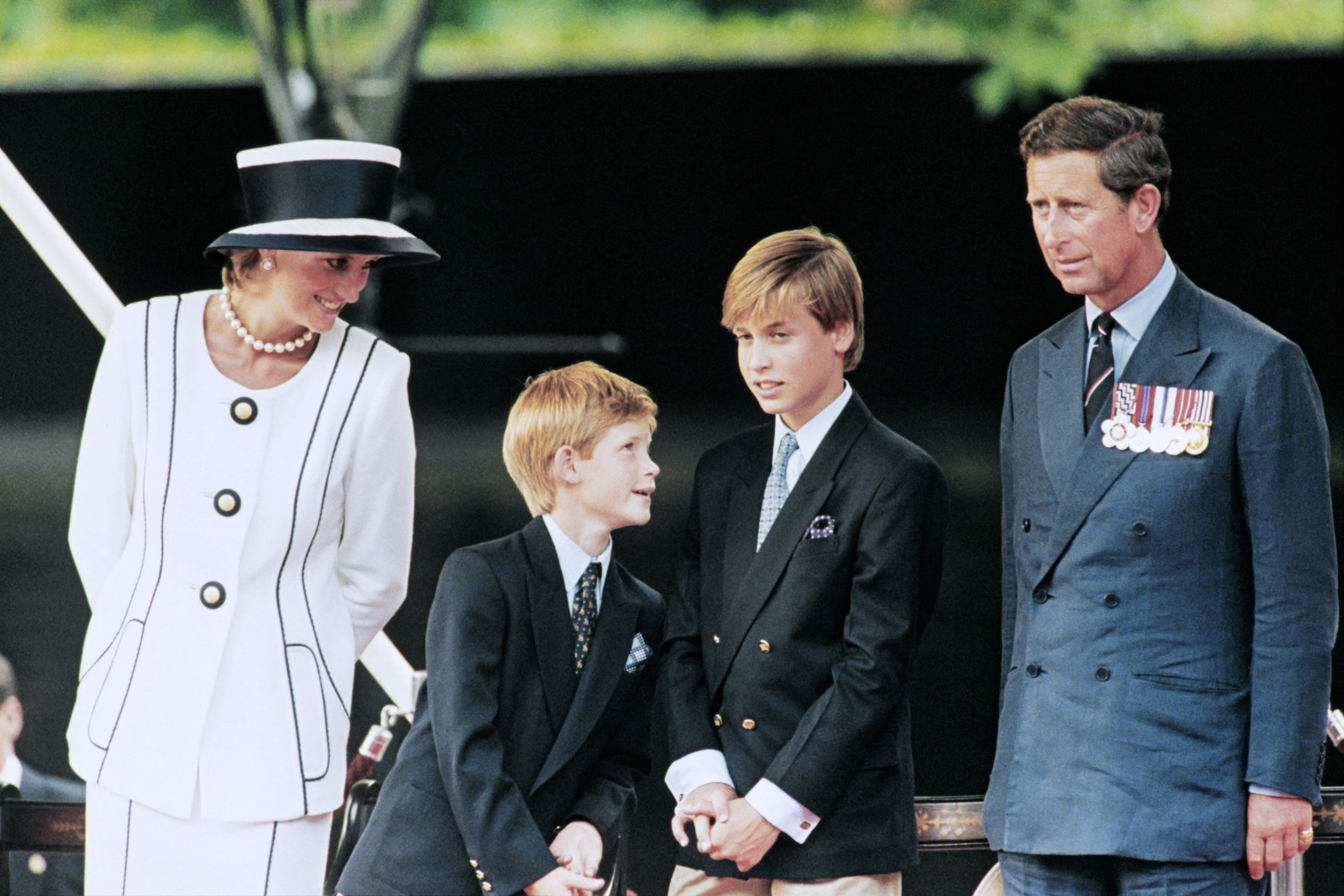 Lady Di junto a sus hijos y el entonces príncipe de Gales, Carlos. (Foto: AFP/ Johnny Eggit).