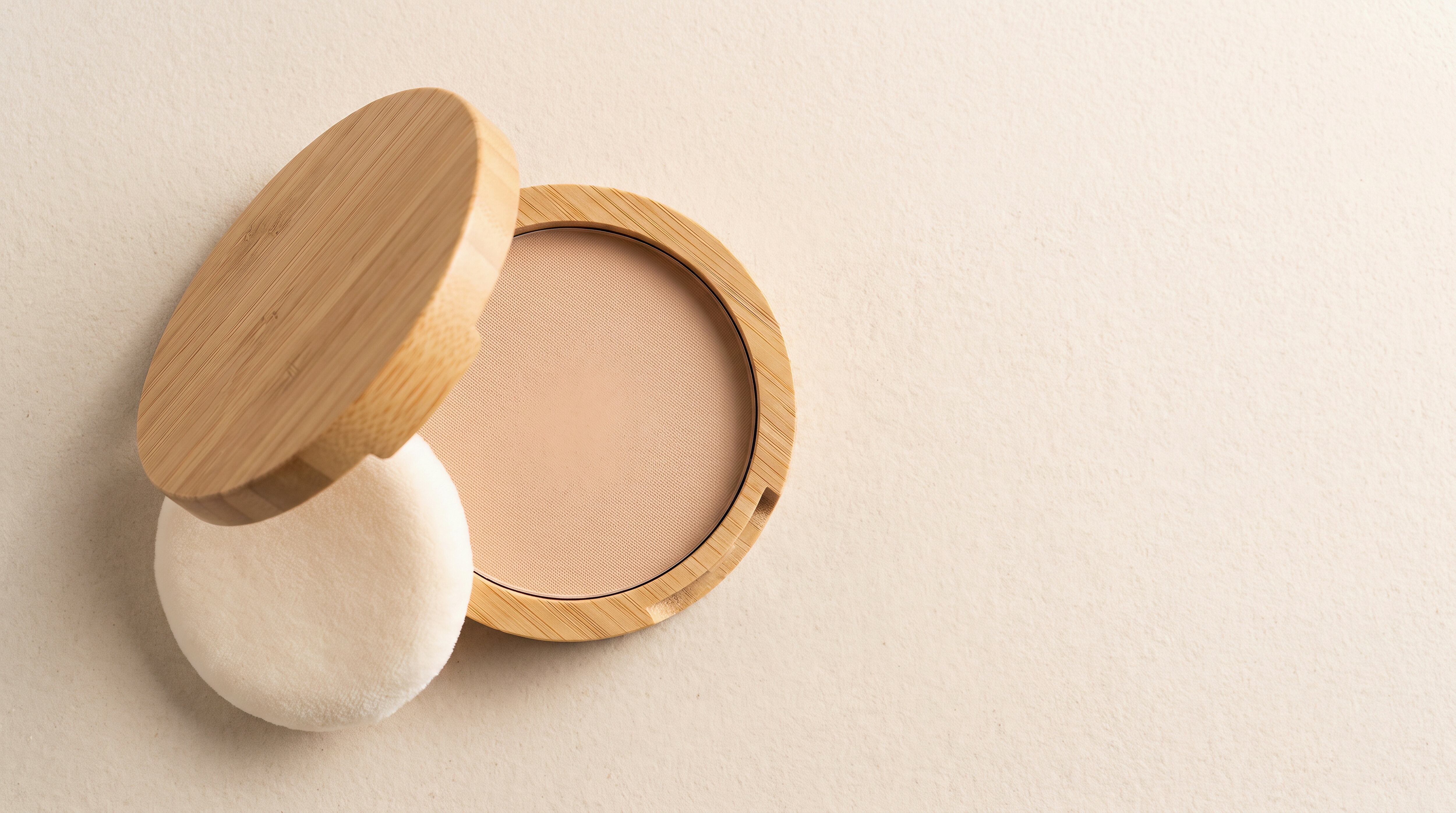 Por qué el polvo compacto puede marcar más la textura de la piel. (Foto: Adobe Stock)