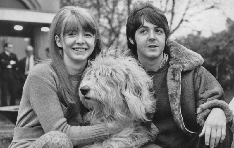 Jane Asher junto a Paul McCartney, en diciembre de 1967 (Foto: Daily Express/Getty Images).