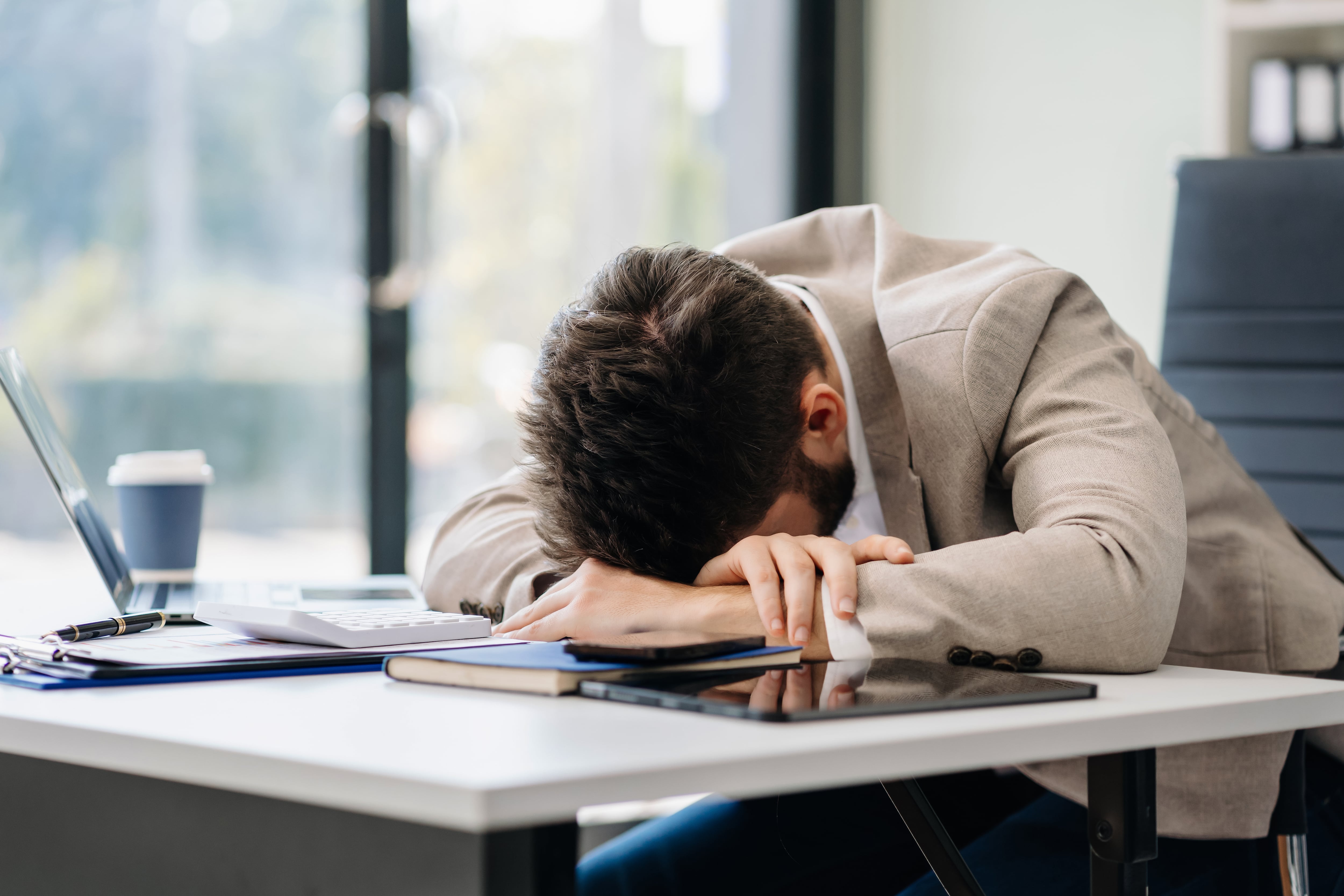 El insomnio puede producir problemas en el trabajo al día siguiente. (Foto: Adobe Stock)